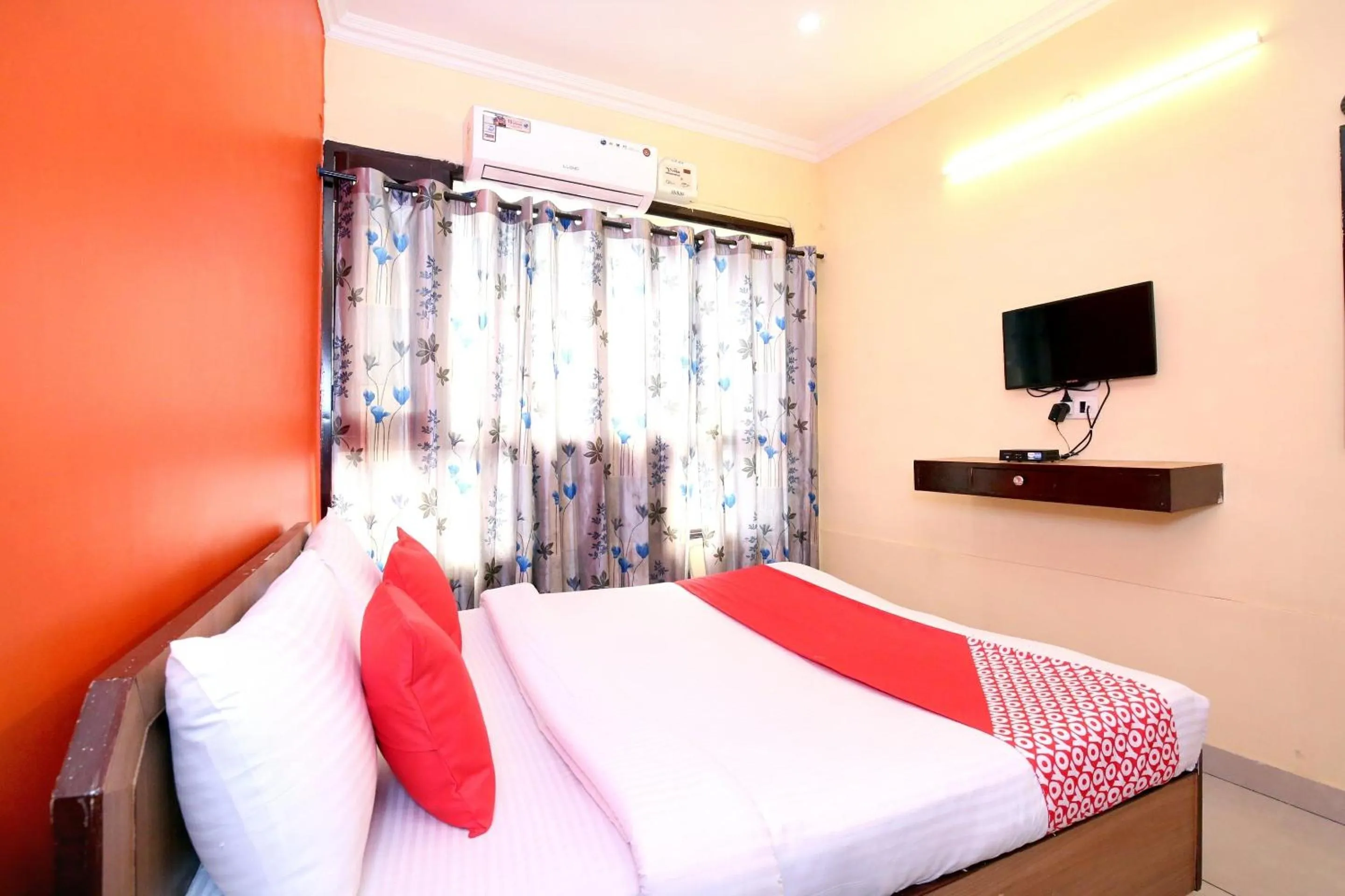 Bedroom, Bed in Hotel O Rajmahal