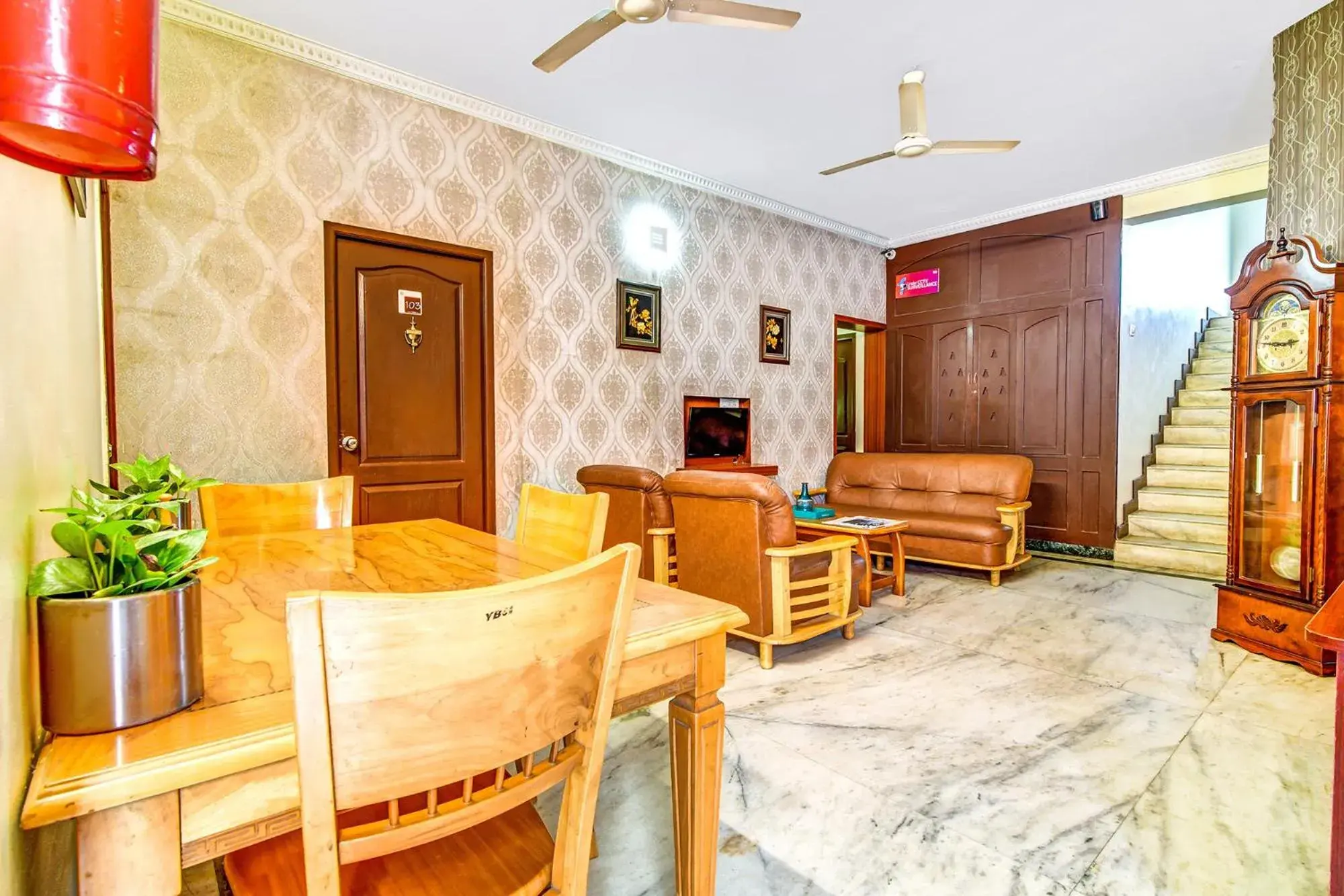 Lobby or reception in FabExpress Nestlay Rooms - Nr ACS Medical hospital & Apollo Speaciality Hospitals Lobby or reception in FabExpress Nestlay Rooms - Nr ACS Medical hospital & Apollo Speaciality Hospitals