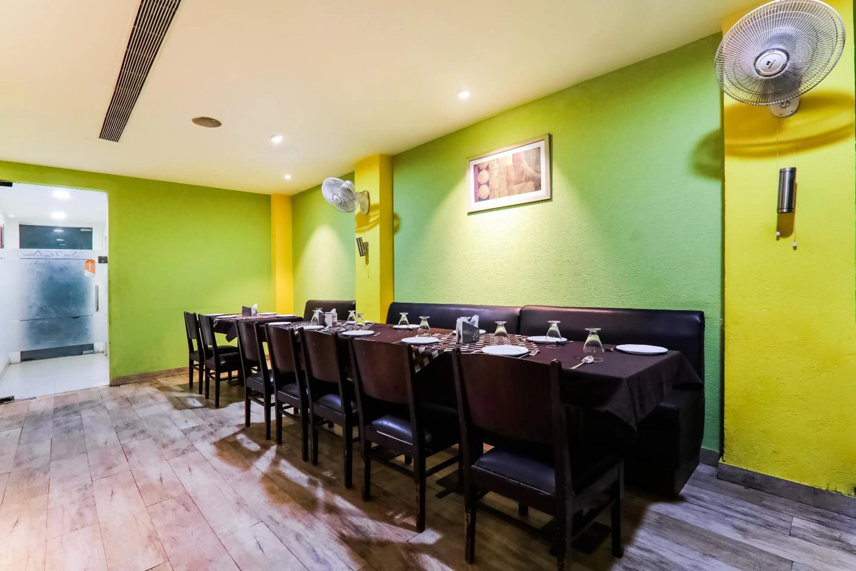 Restaurant/places to eat in Super Hotel O Resort Sita Kiran