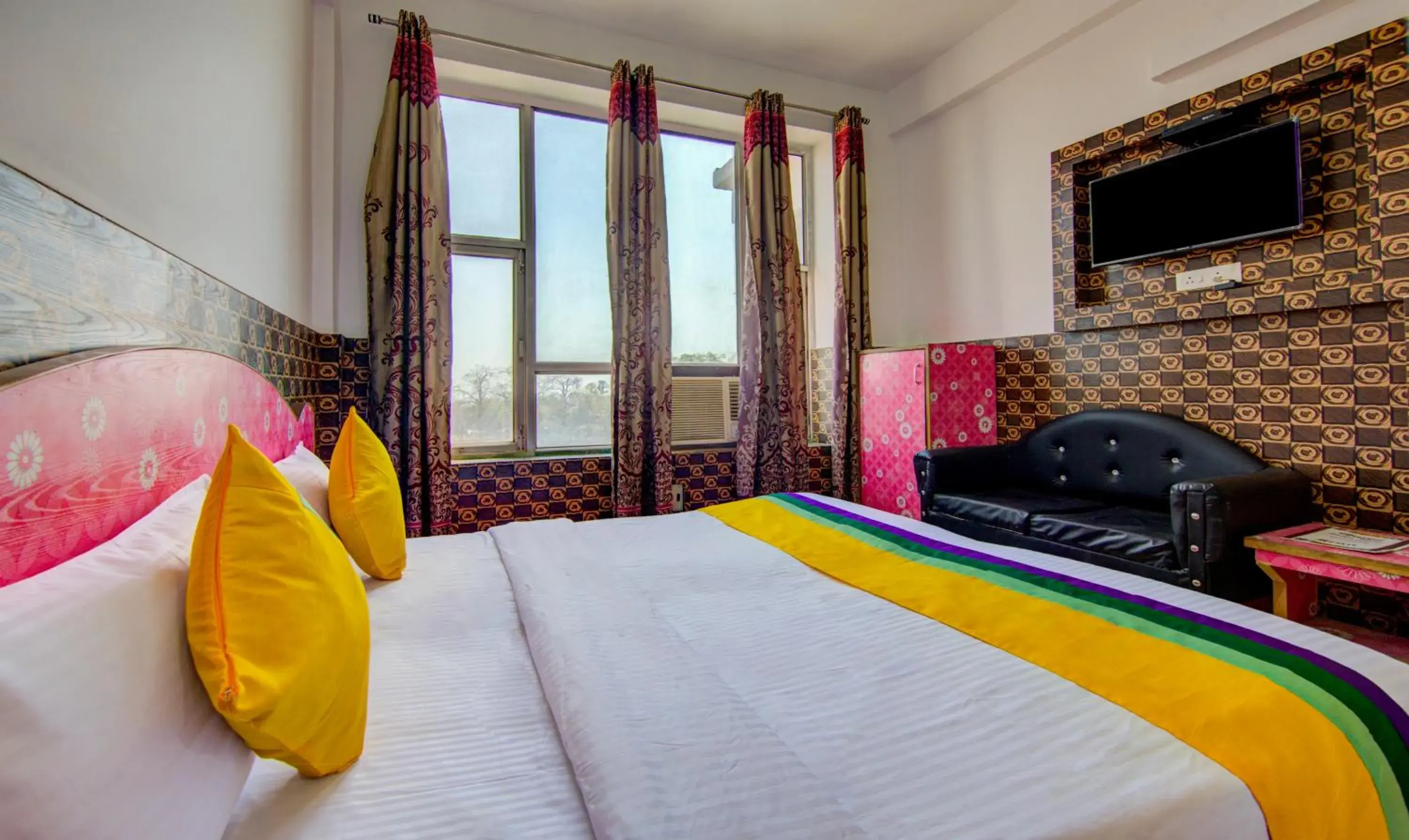 TV and multimedia, Bed in Itsy Hotels Satya Shree TV and multimedia, Bed in Itsy Hotels Satya Shree