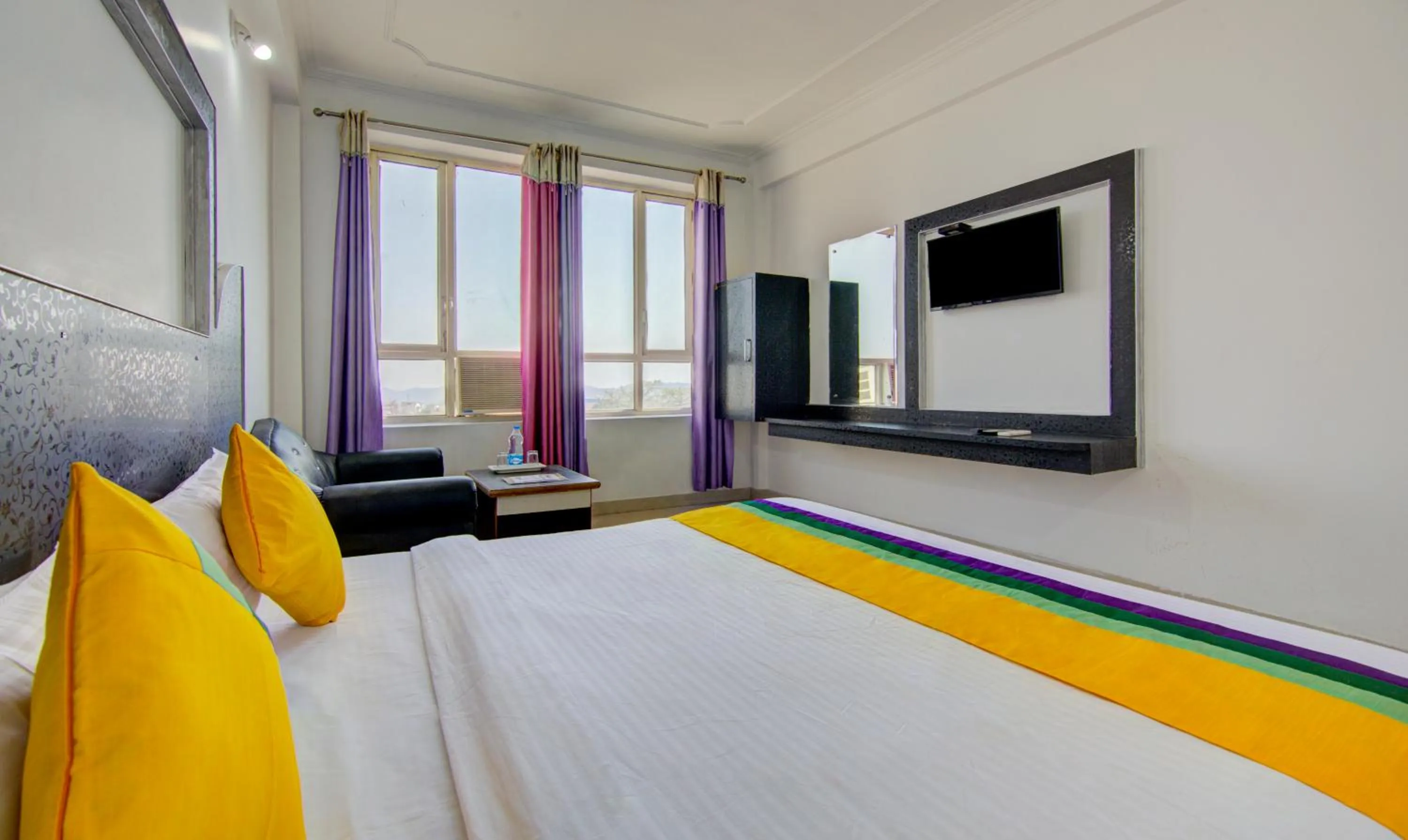 TV and multimedia, Bed in Itsy Hotels Satya Shree