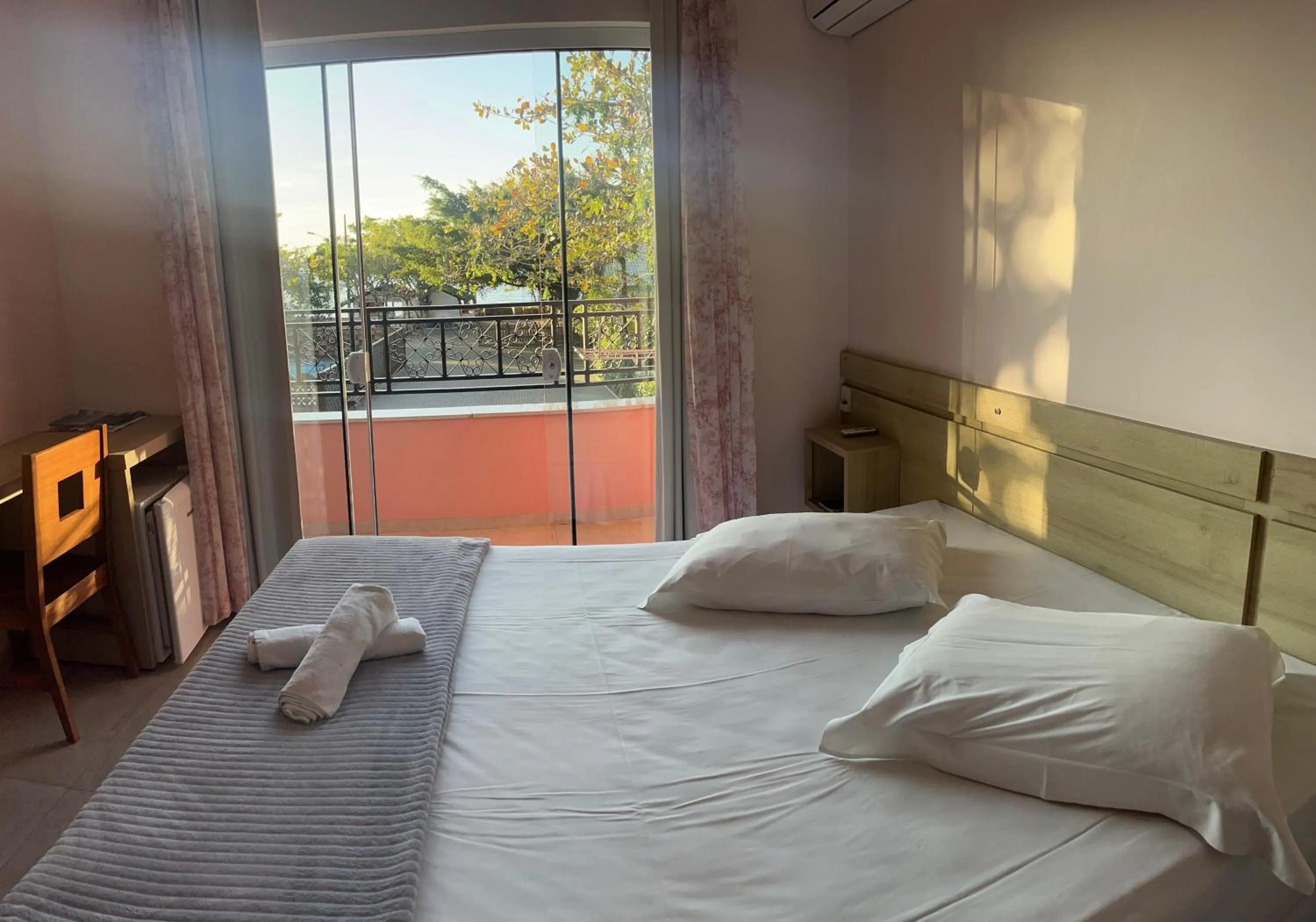 Photo of the whole room, Bed in Pousada Baía dos Açores