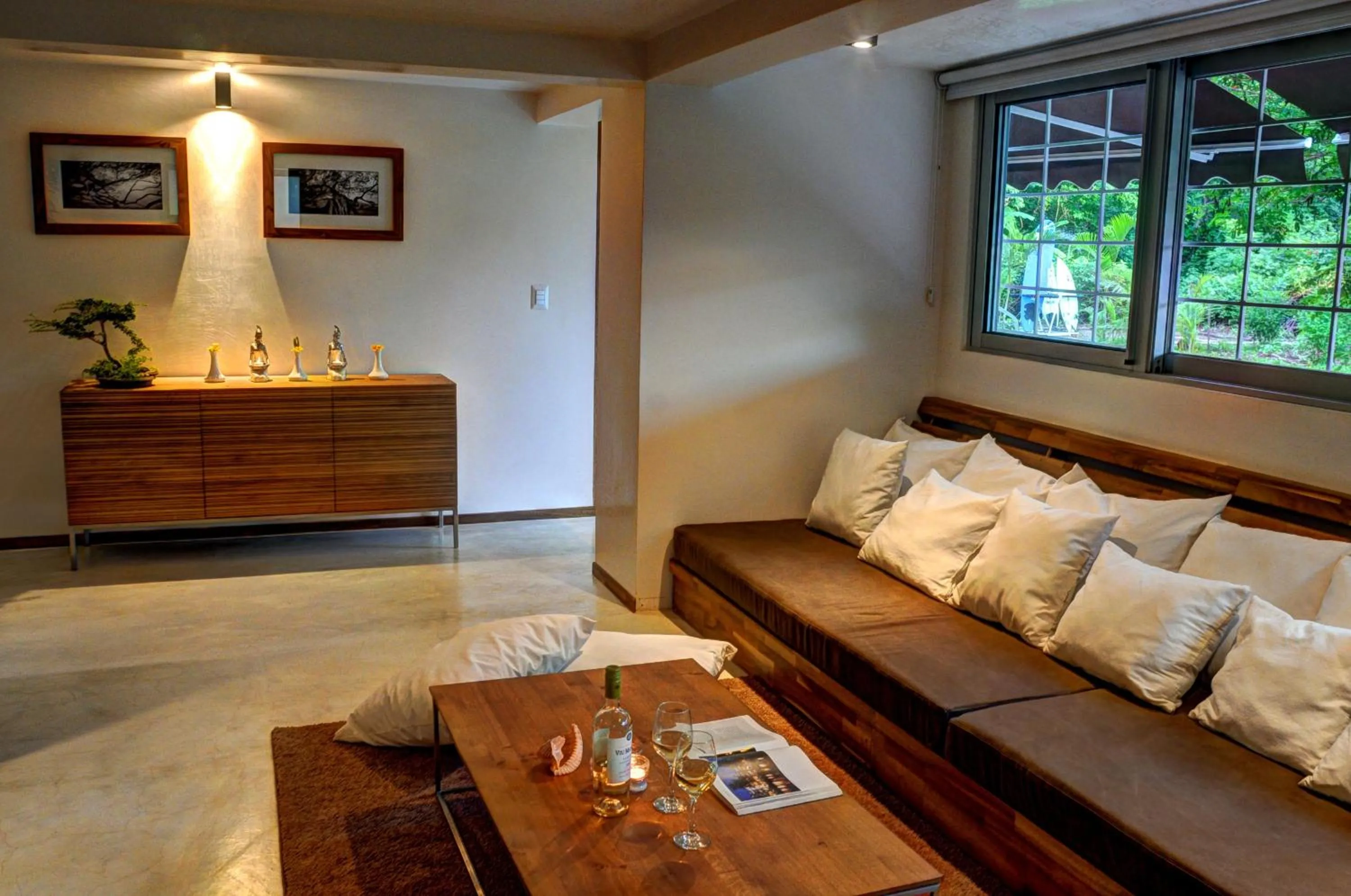Living room in Moana Surf Resort