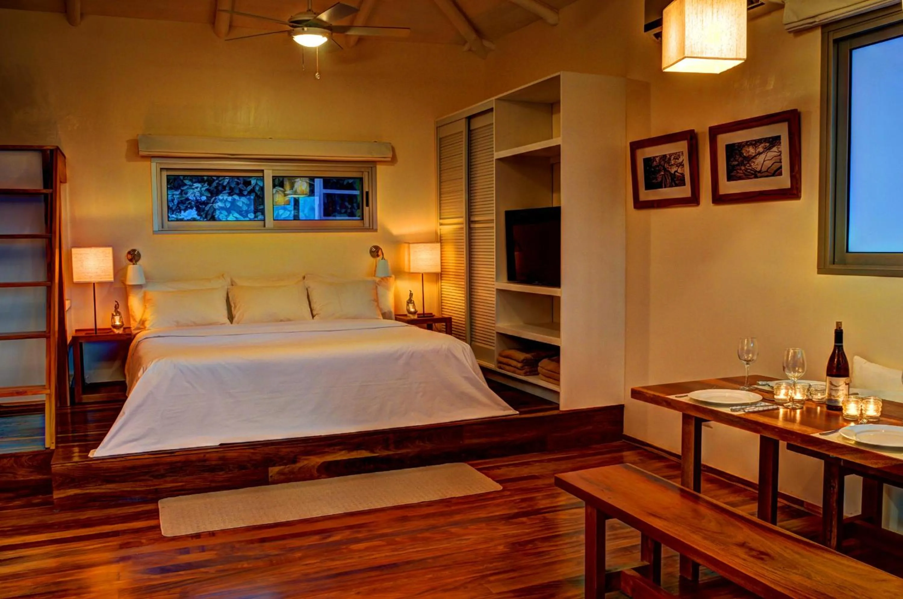 Photo of the whole room, Bed in Moana Surf Resort