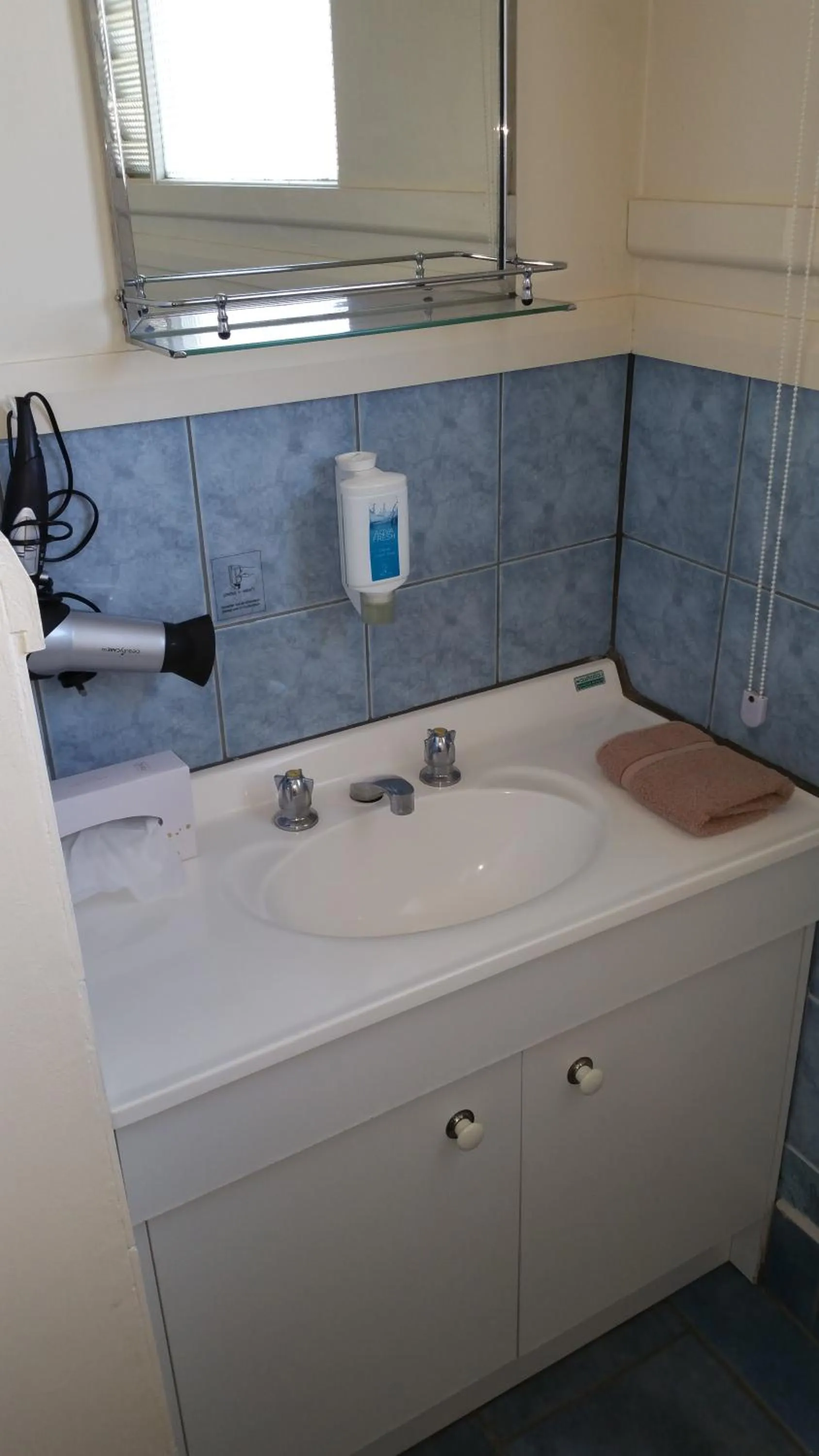 Bathroom in Kaniva Midway Motel