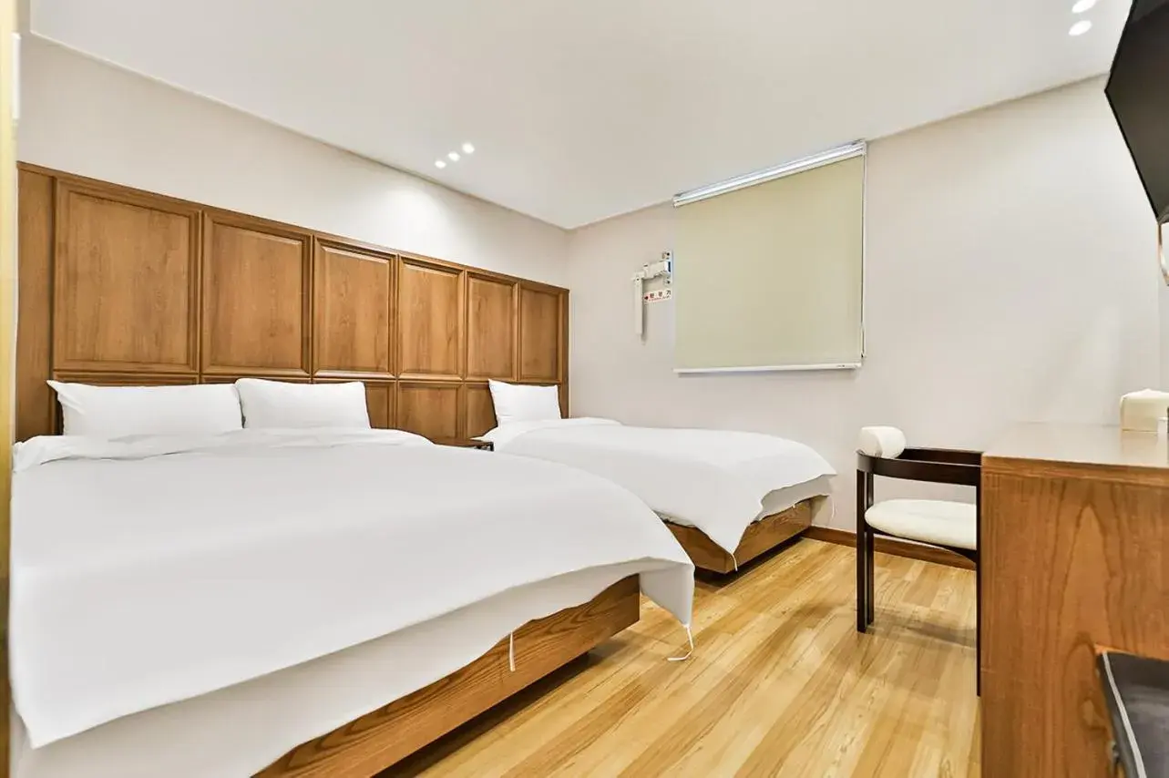 Deluxe Twin Room in Gyeongju Hotel Gonggan Deluxe Twin Room in Gyeongju Hotel Gonggan