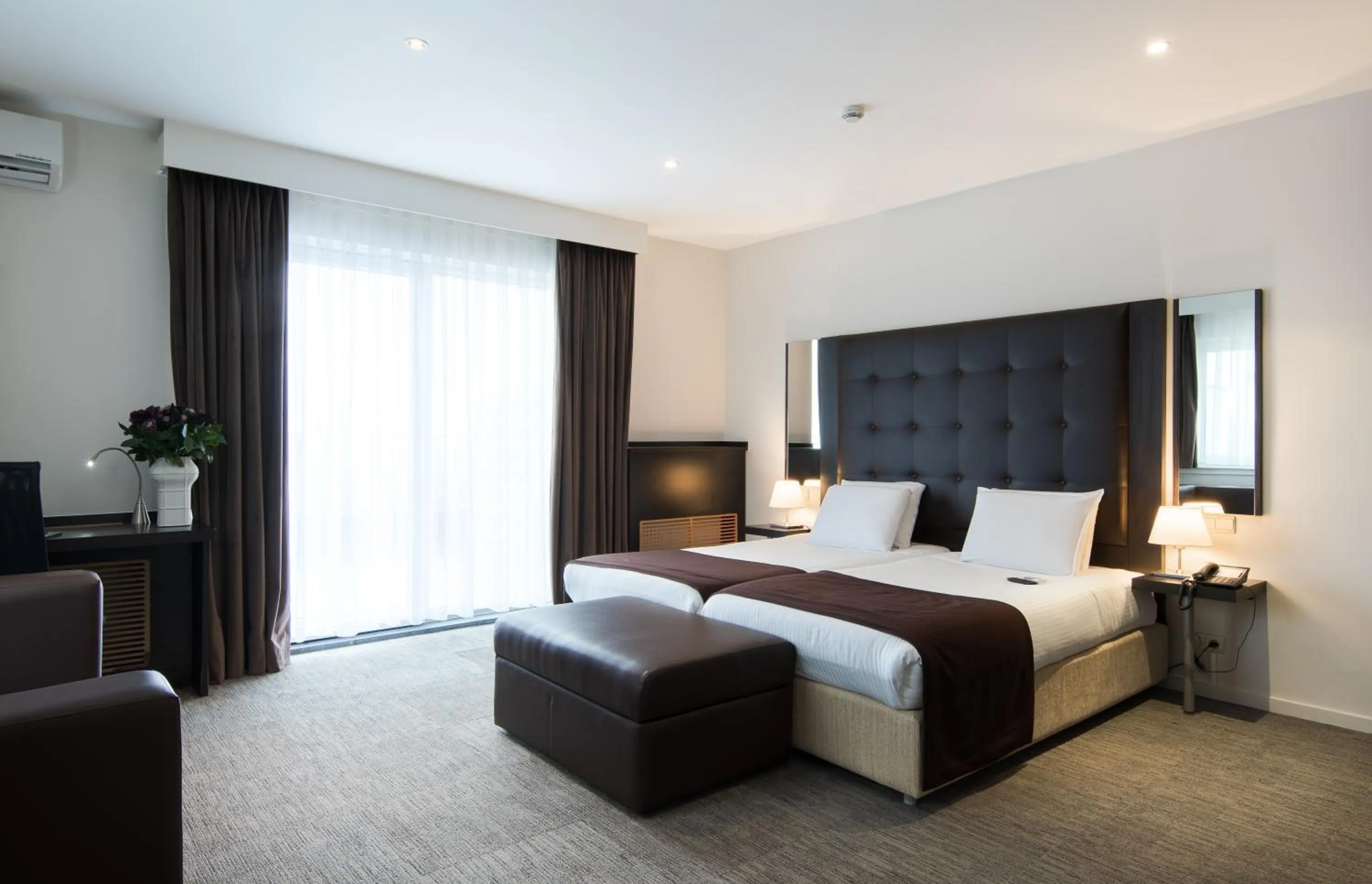 Photo of the whole room, Bed in Hotel Chambord