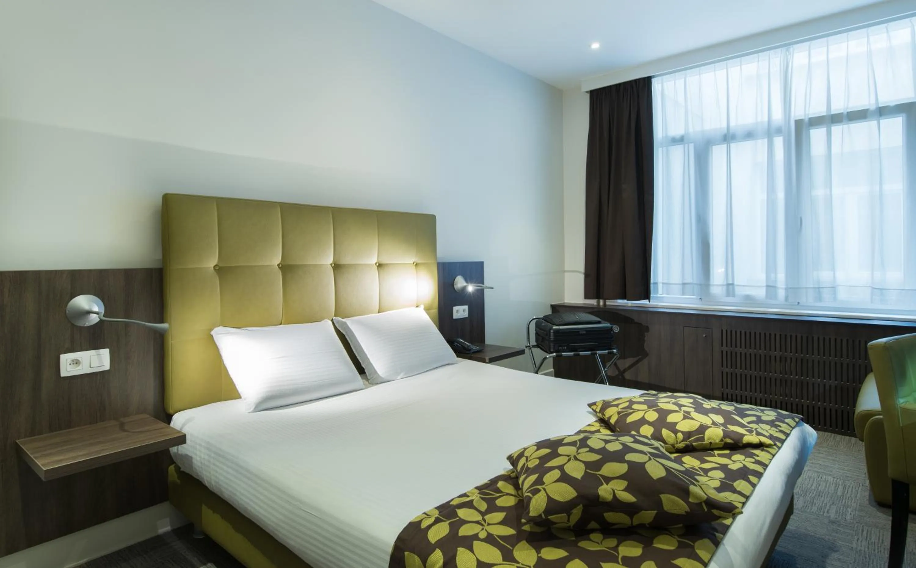 Photo of the whole room, Bed in Hotel Chambord