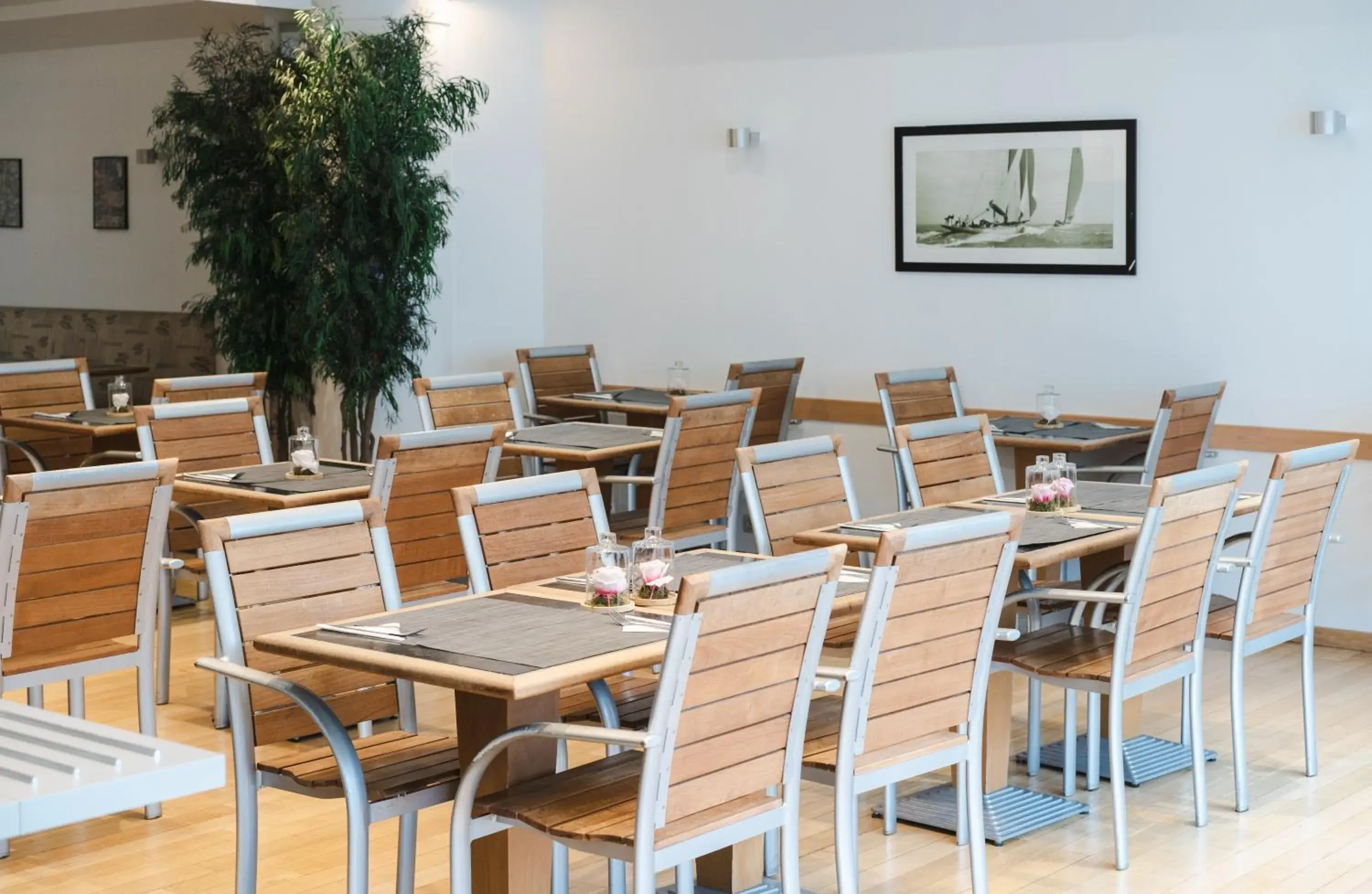 Restaurant/places to eat in Hotel Chambord Restaurant/places to eat in Hotel Chambord