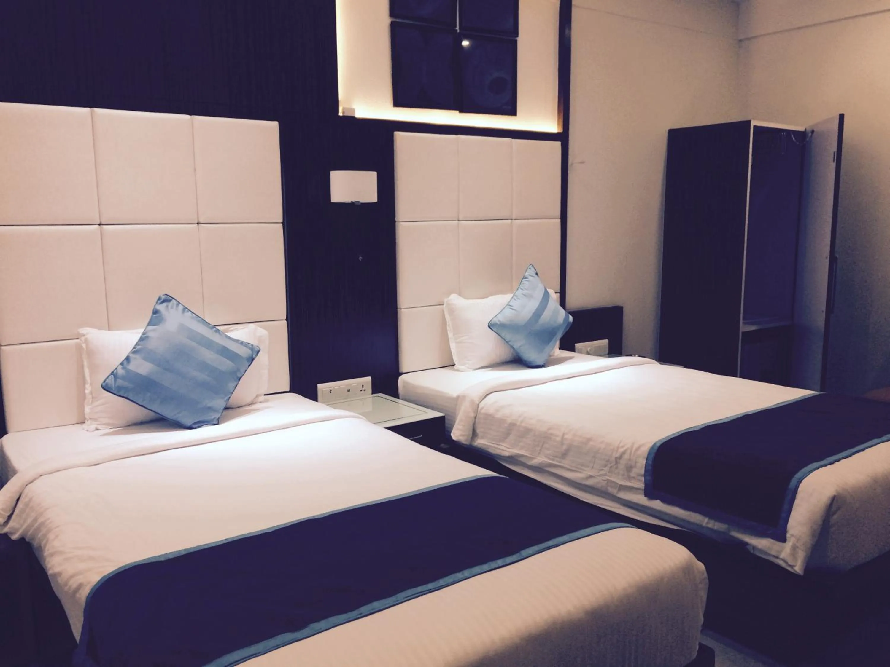 Living room, Bed in Hotel Royal Shelter