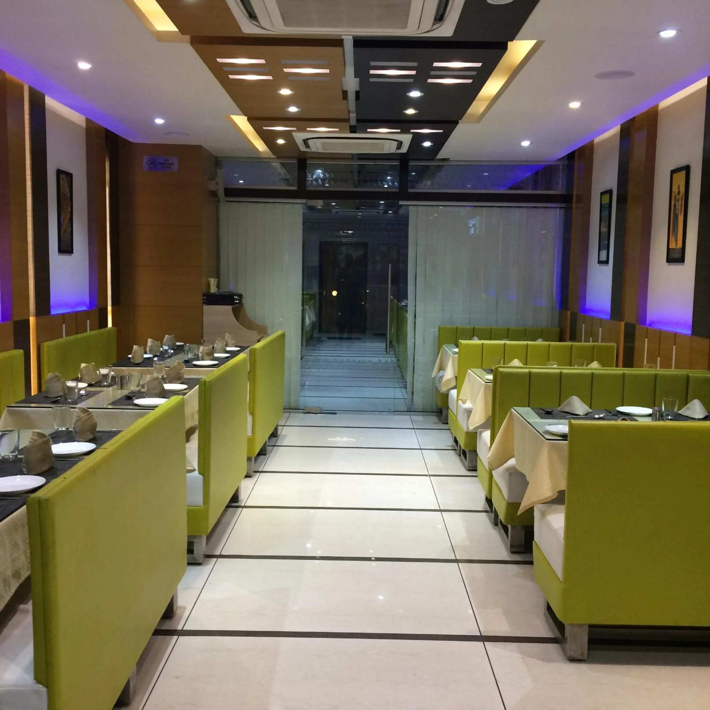 Restaurant/places to eat in Hotel Royal Shelter