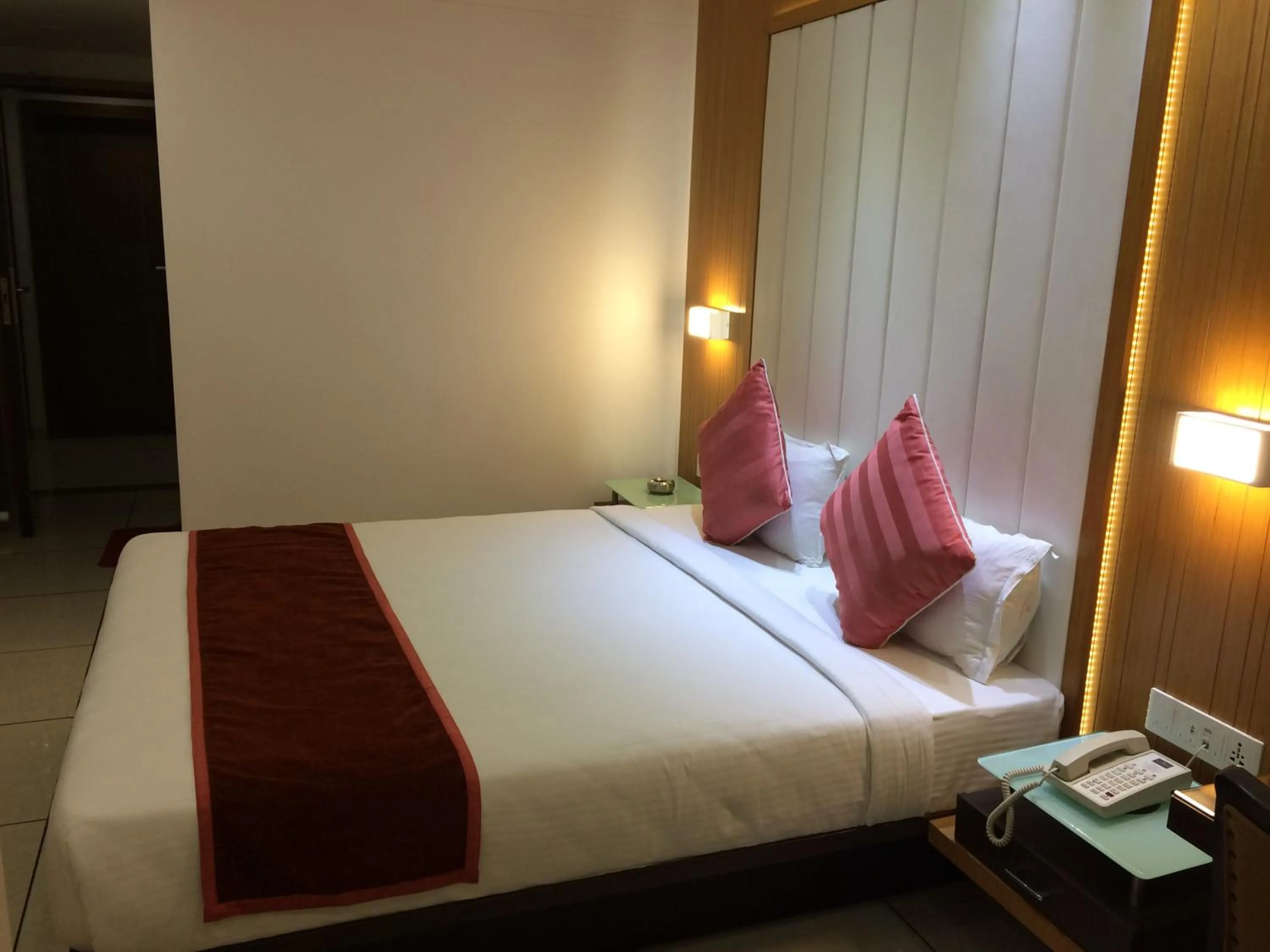 Living room, Bed in Hotel Royal Shelter