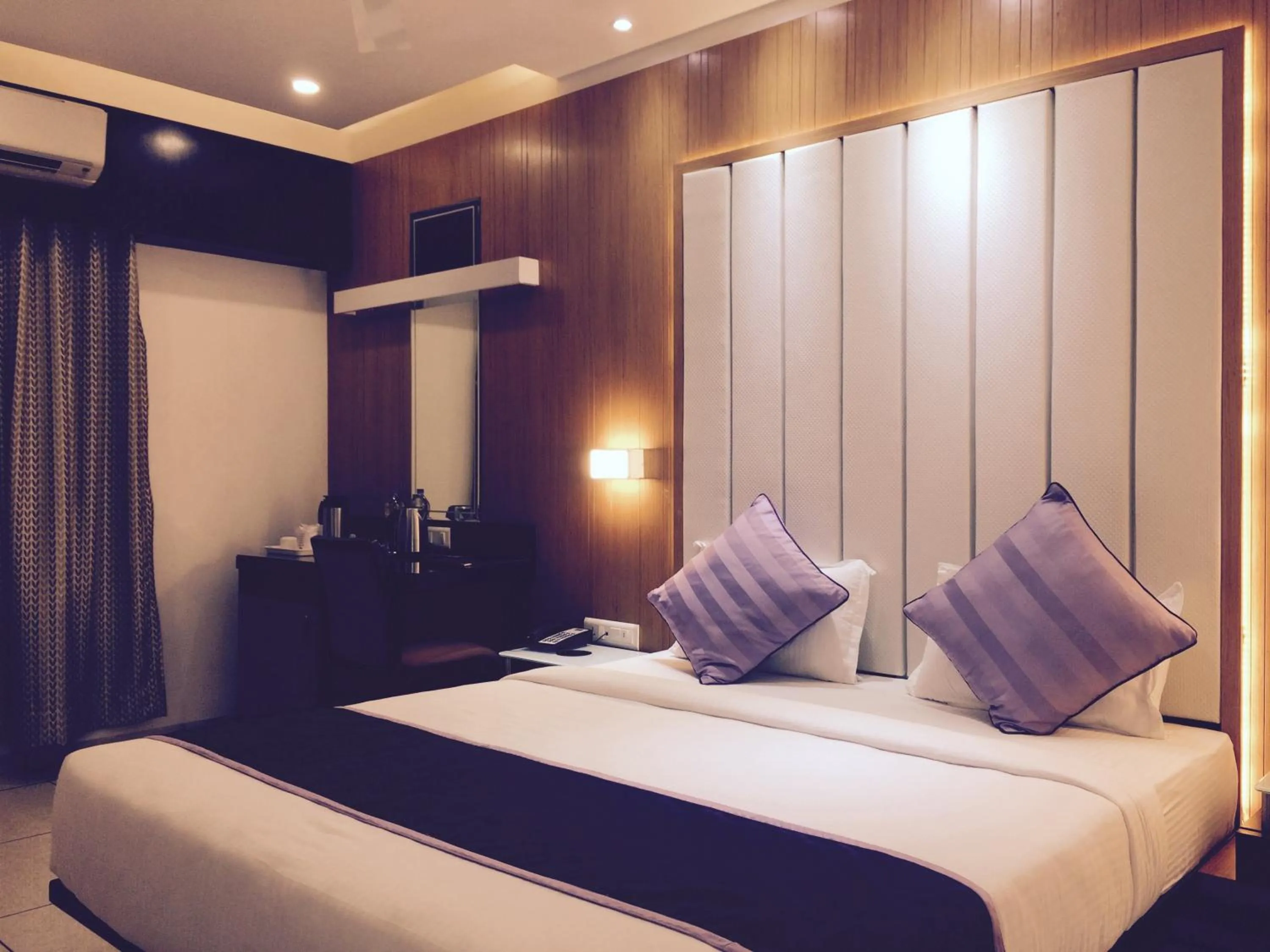 Bedroom, Bed in Hotel Royal Shelter