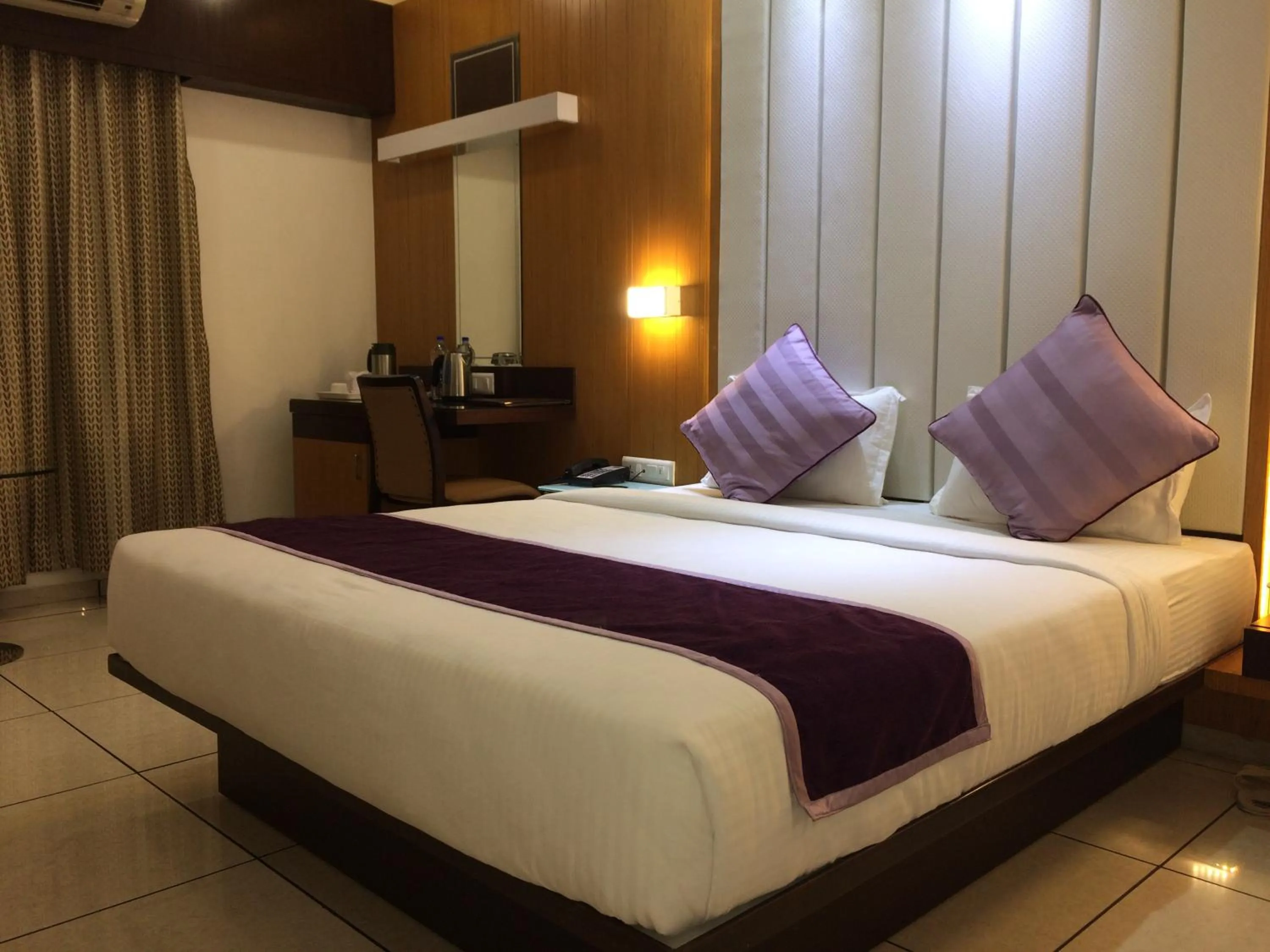 Bed in Hotel Royal Shelter