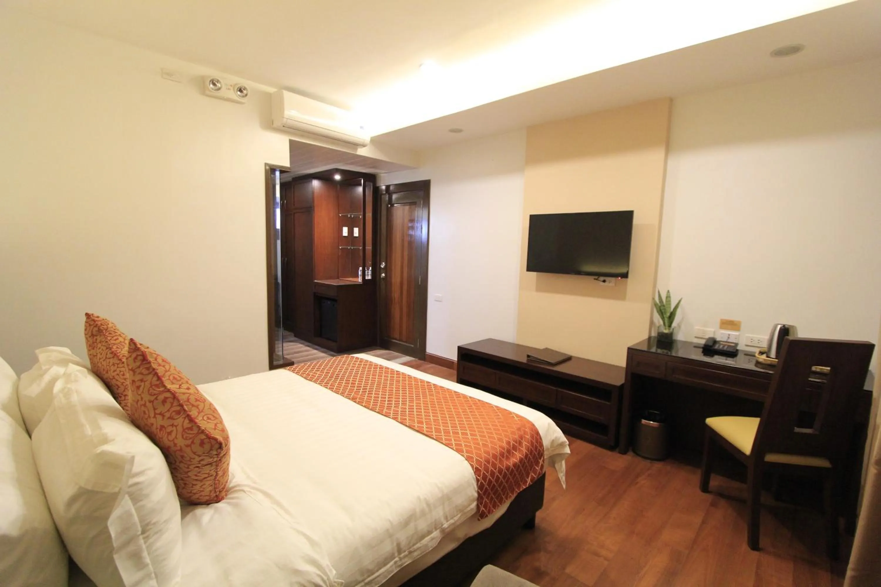 Photo of the whole room, Bed in Coron Soleil Garden Resort