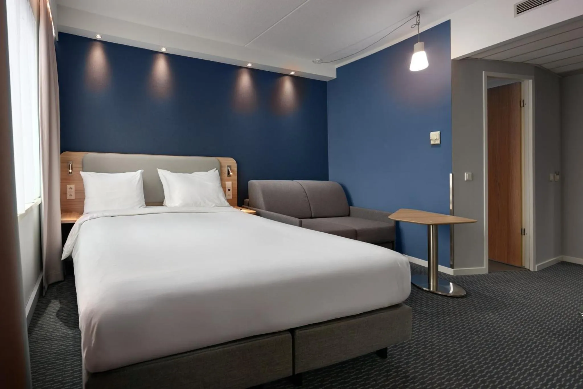 Photo of the whole room, Bed in Holiday Inn Express Hasselt by IHG