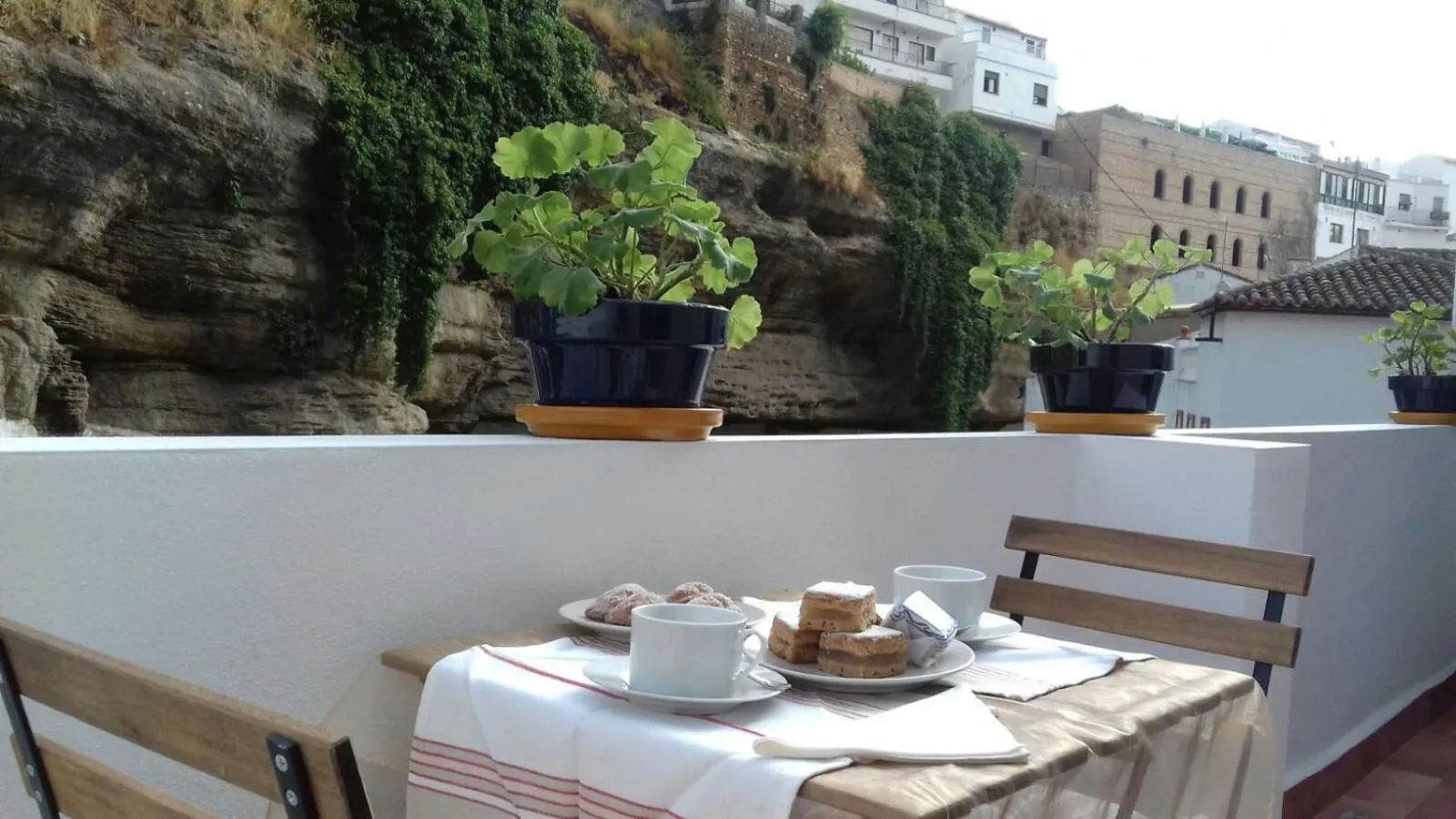 Two-Bedroom House (4 Adults) in Casa Bajo la Roca
