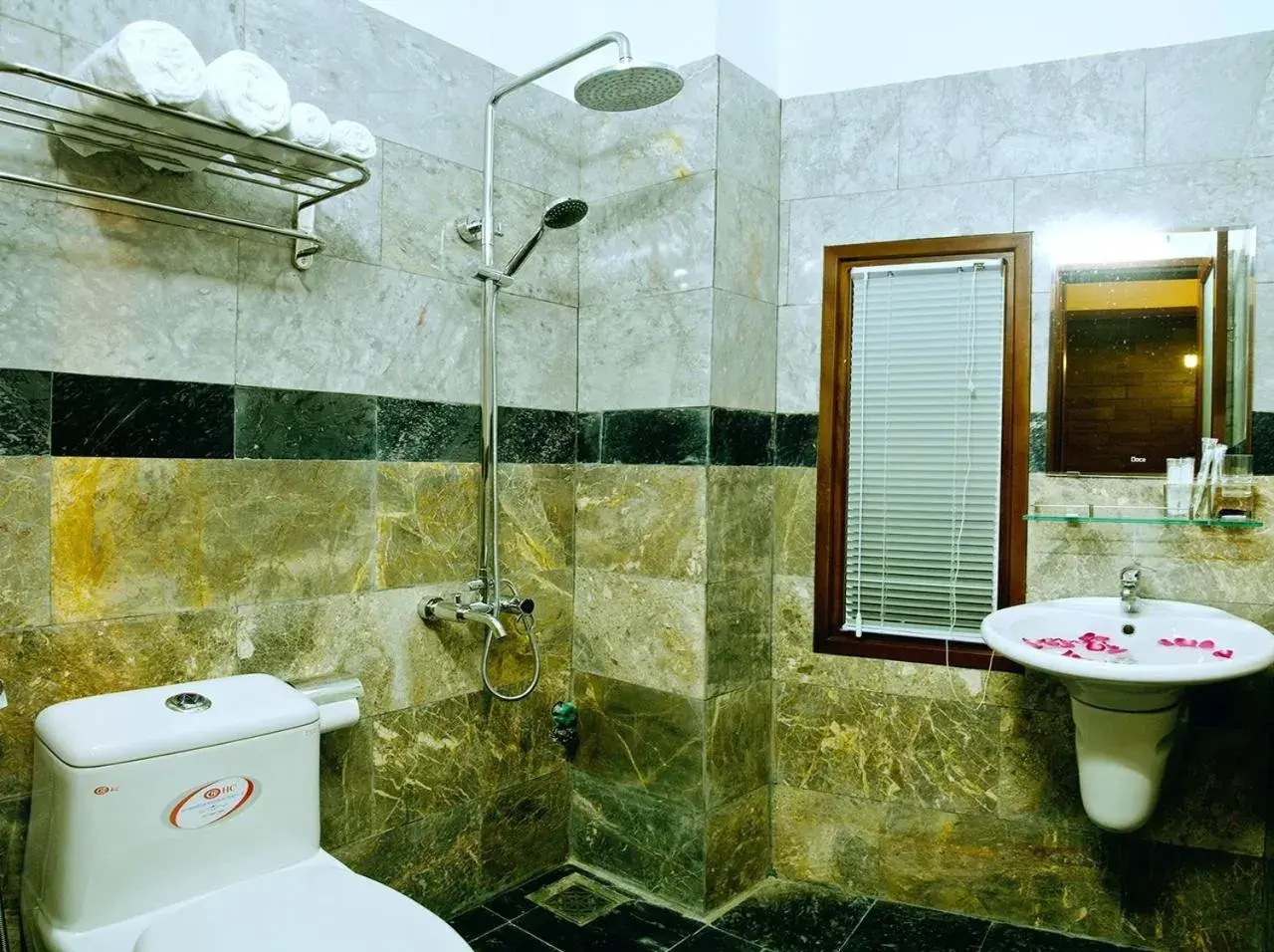 Deluxe Triple Room in An Hoi Town Homestay Deluxe Triple Room in An Hoi Town Homestay