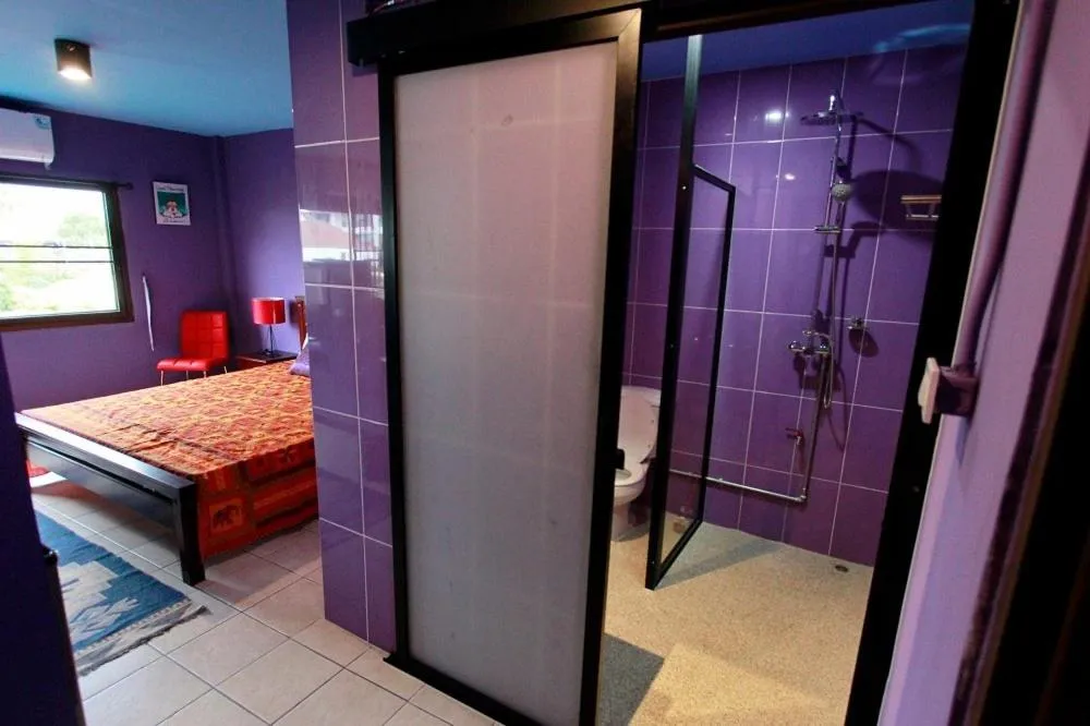 Shower, Bed in Chez Pom
