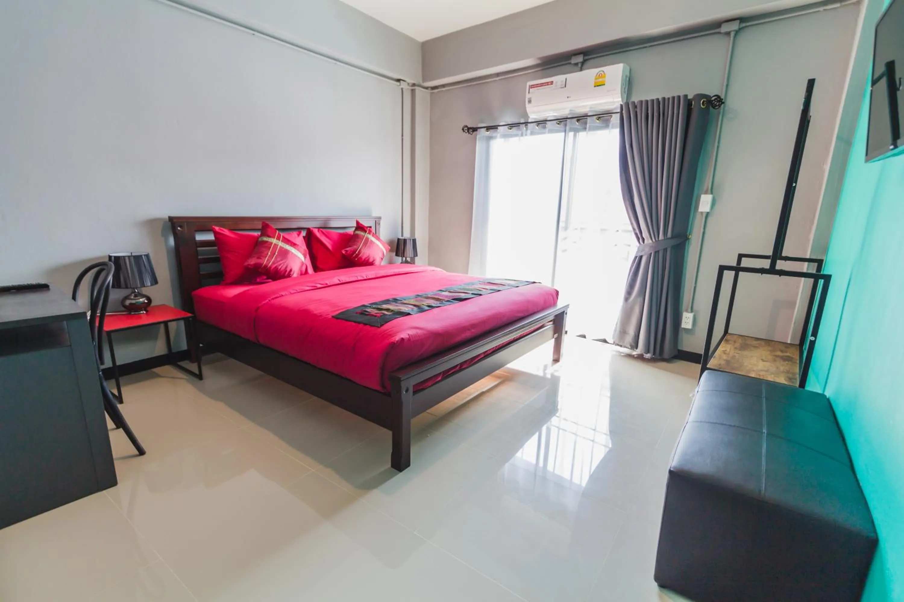 Bedroom, Bed in Chez Pom