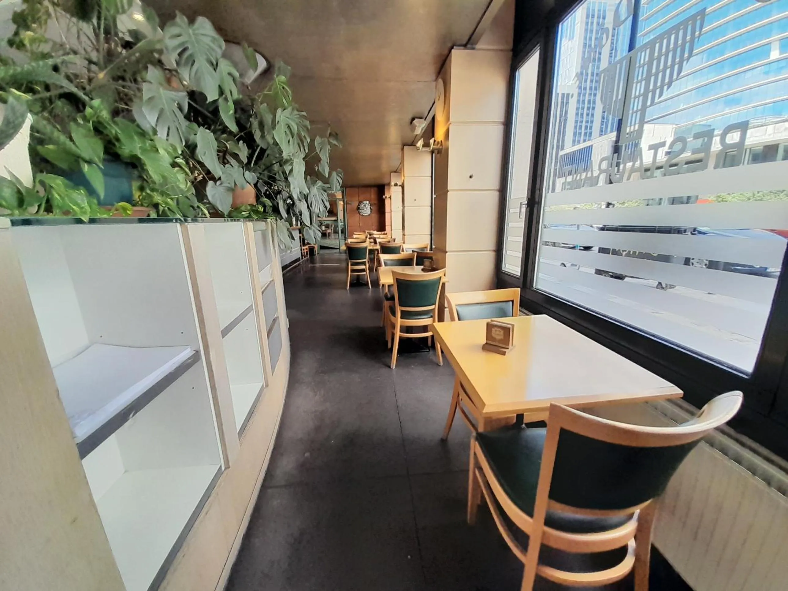 Restaurant/places to eat in Hotel Le Dome