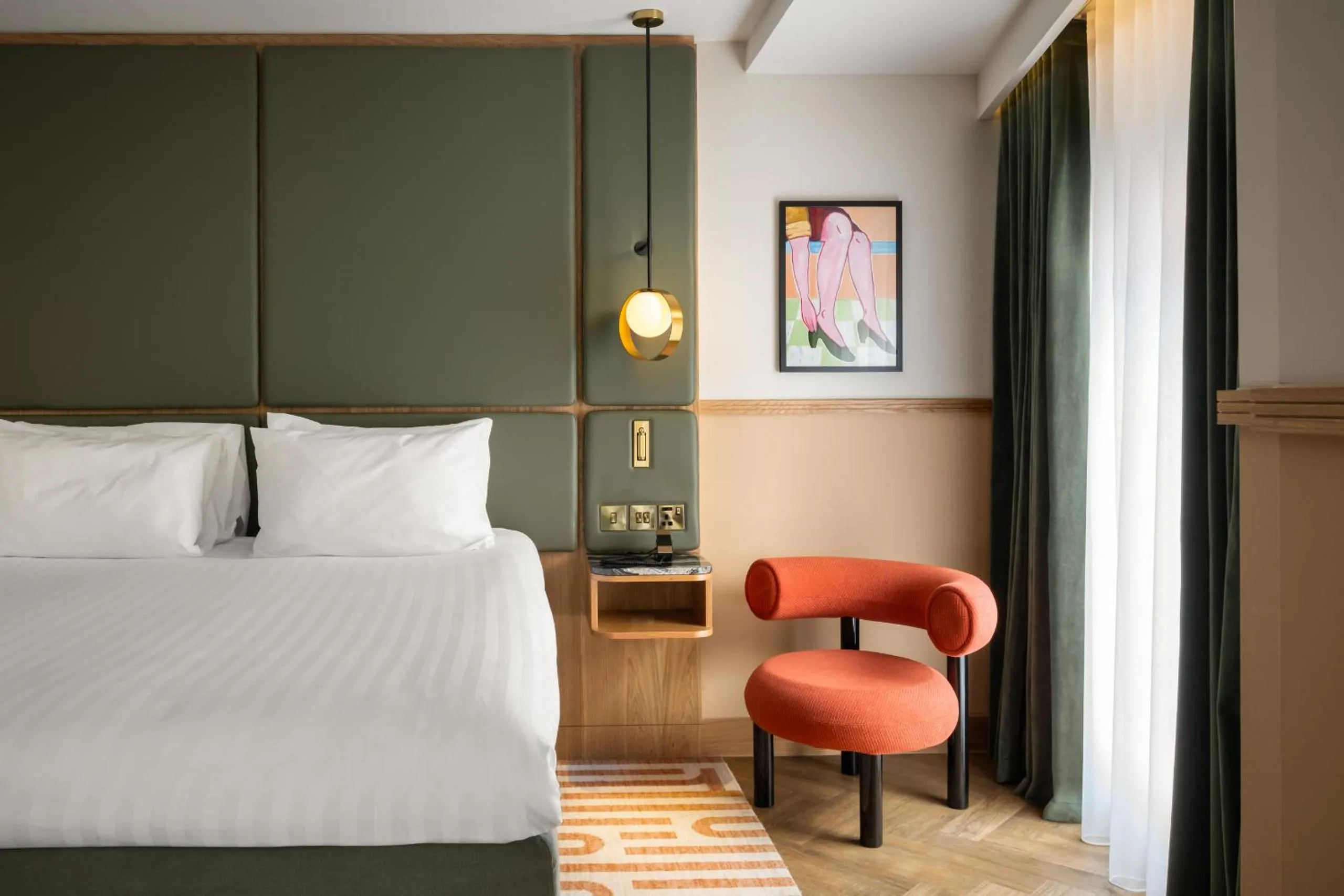 Bed in Carlton George Hotel