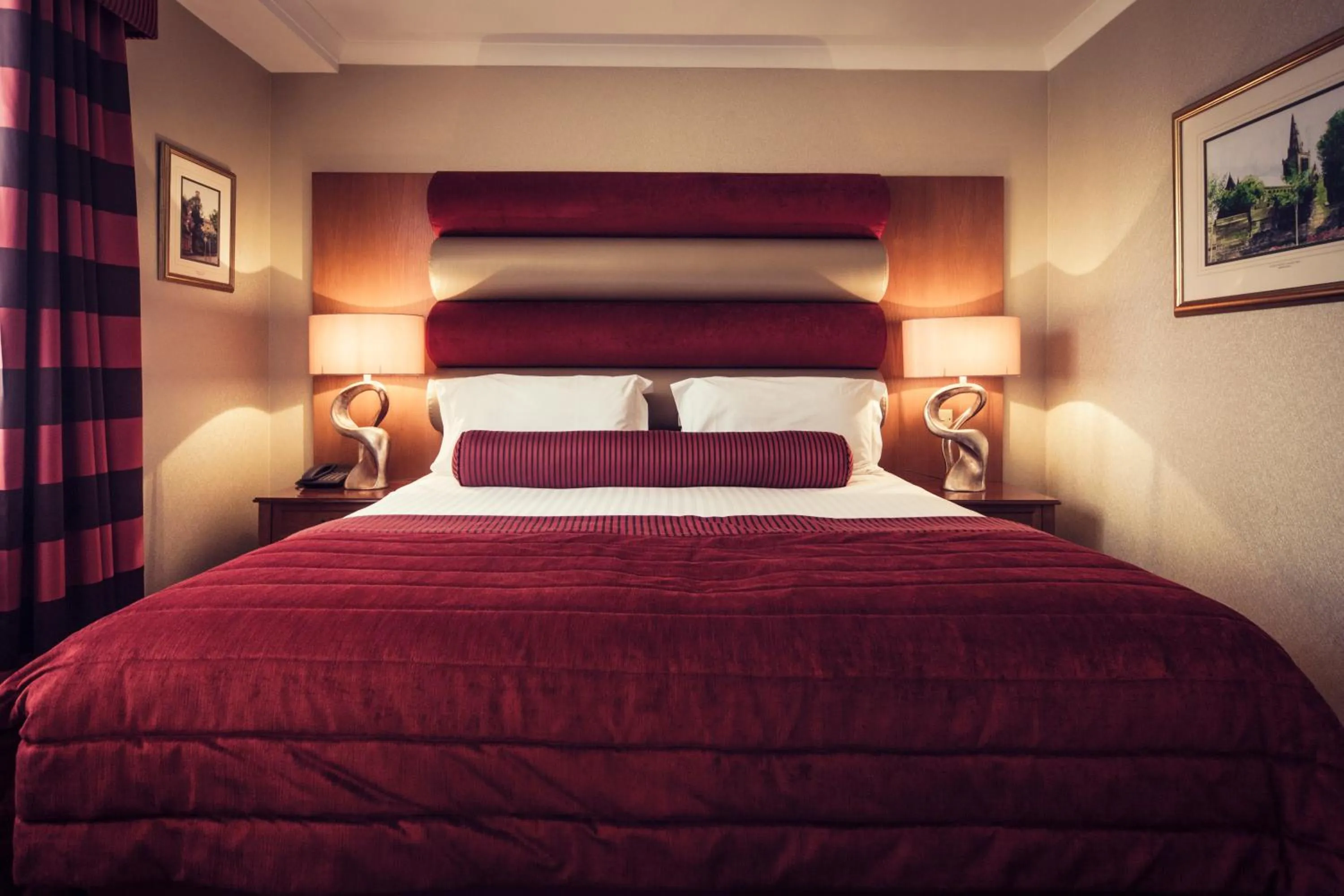 Bed in Carlton George Hotel