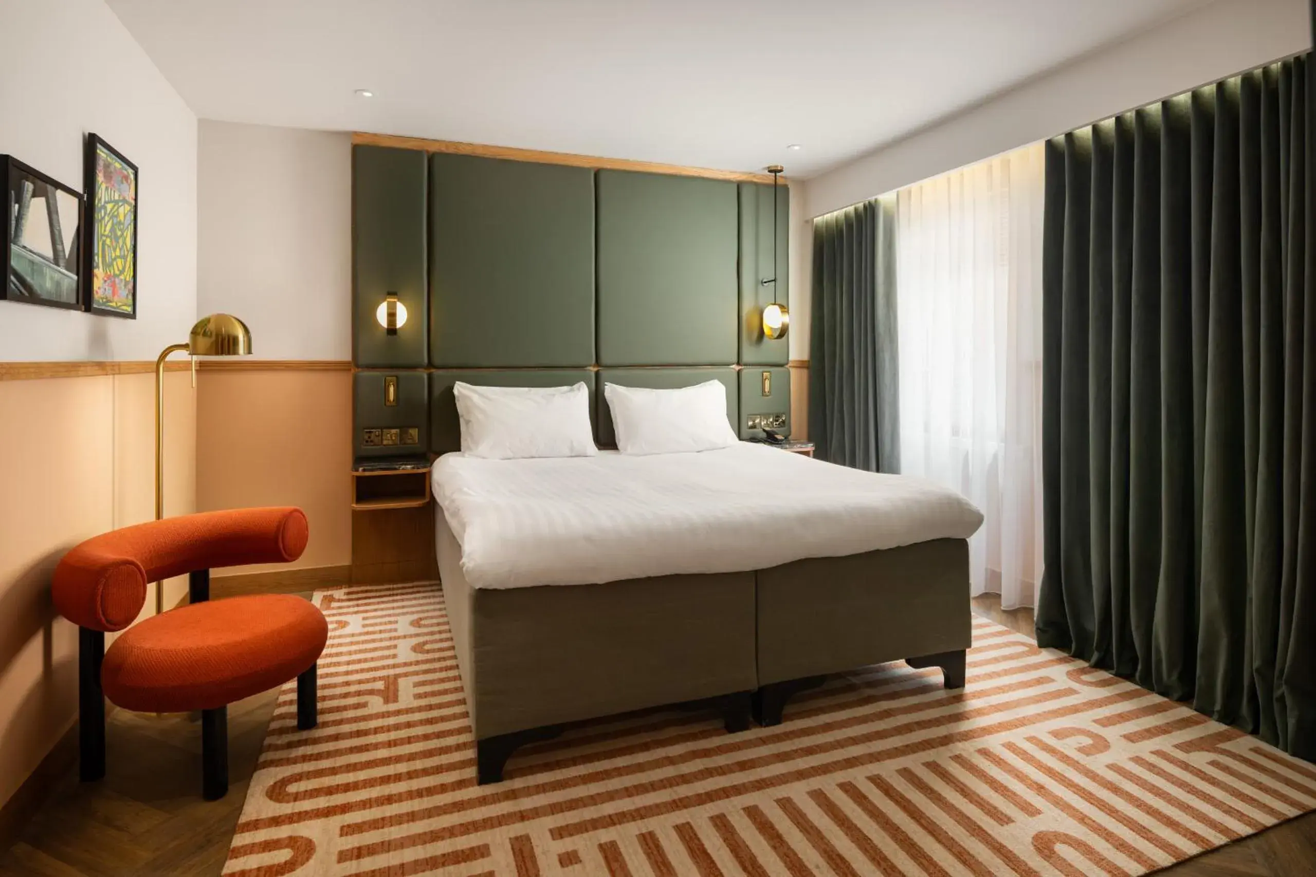 Bed in Carlton George Hotel Bed in Carlton George Hotel