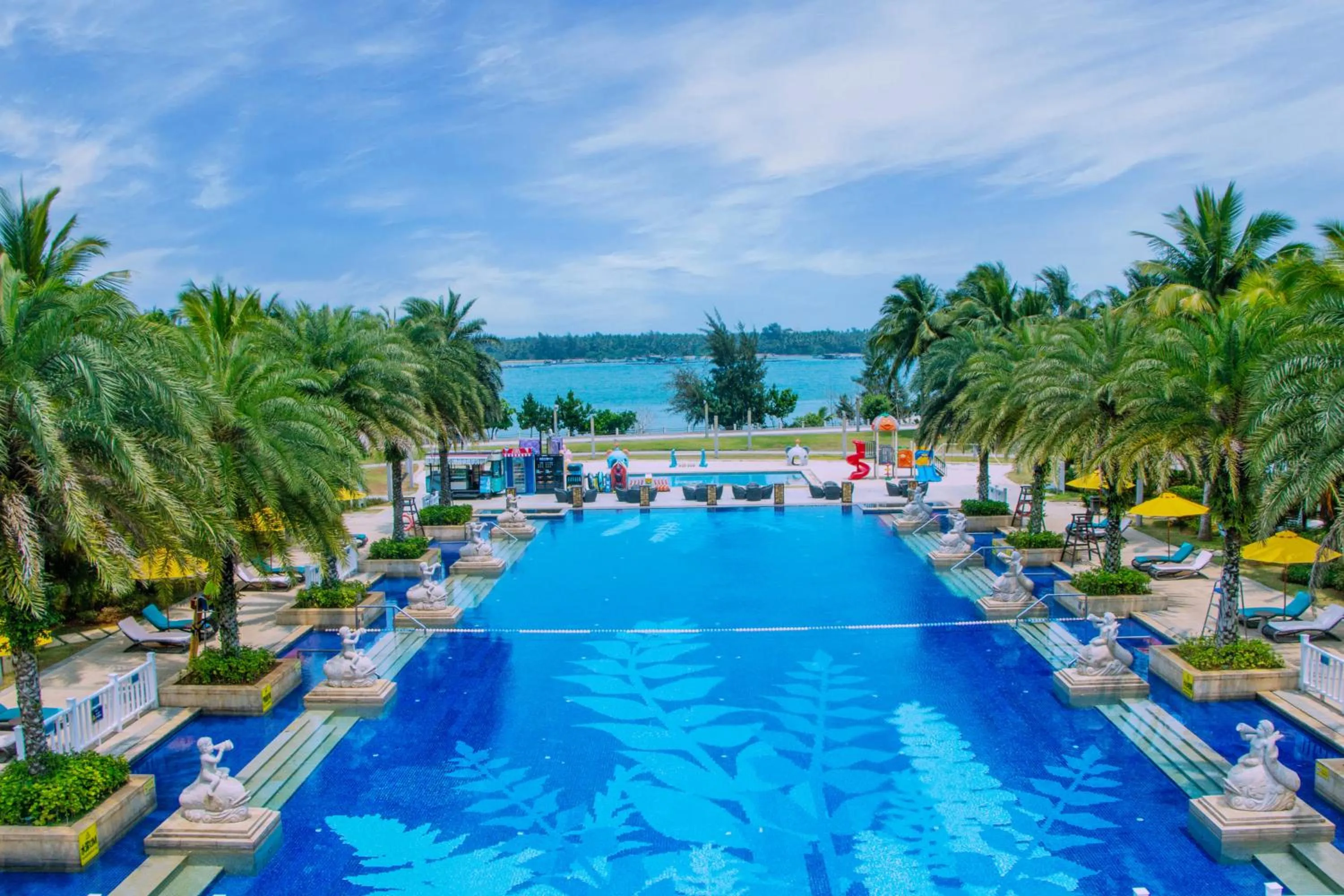 Swimming pool in Wyndham Grand Plaza Royale Wenchang