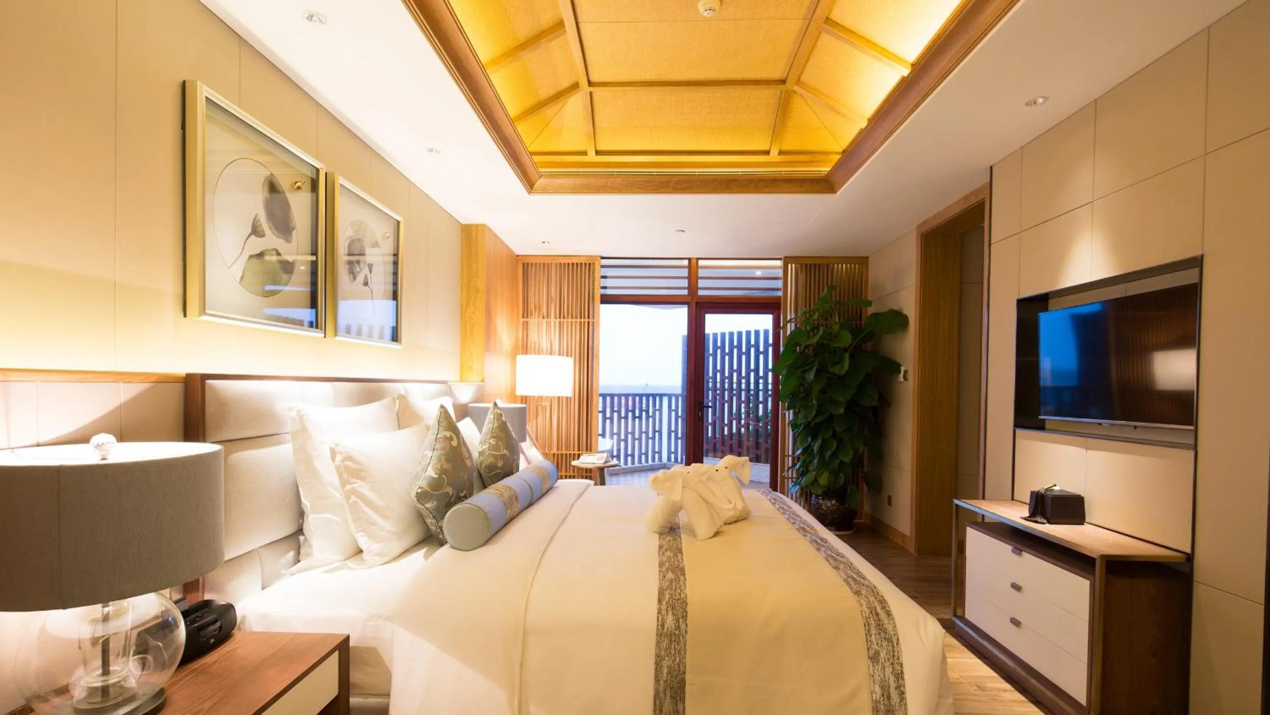 Bed in Wyndham Grand Plaza Royale Wenchang