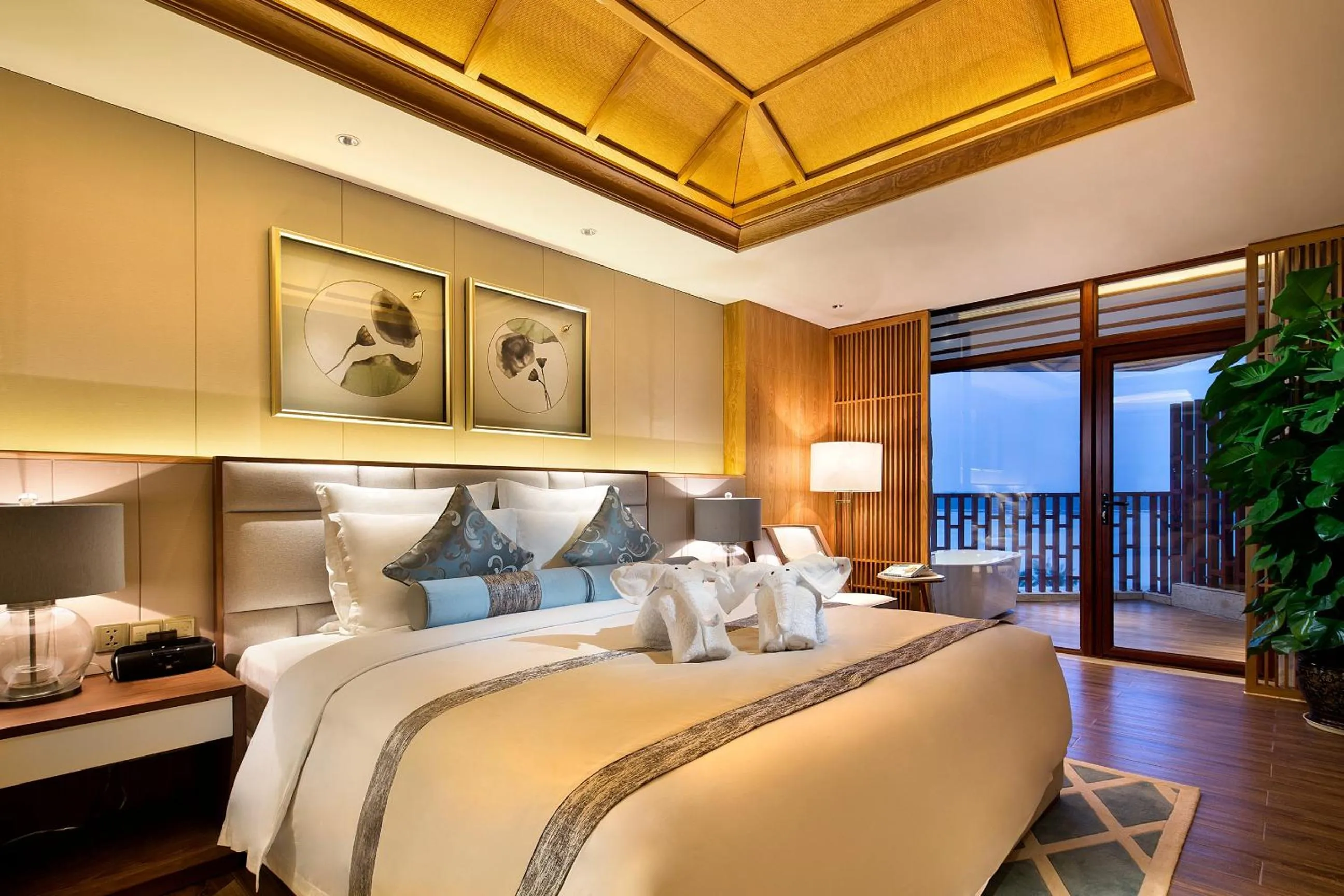 Bed in Wyndham Grand Plaza Royale Wenchang