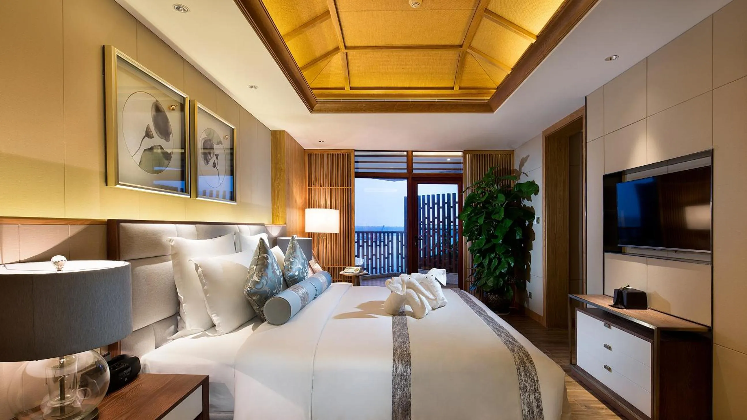 Bed in Wyndham Grand Plaza Royale Wenchang