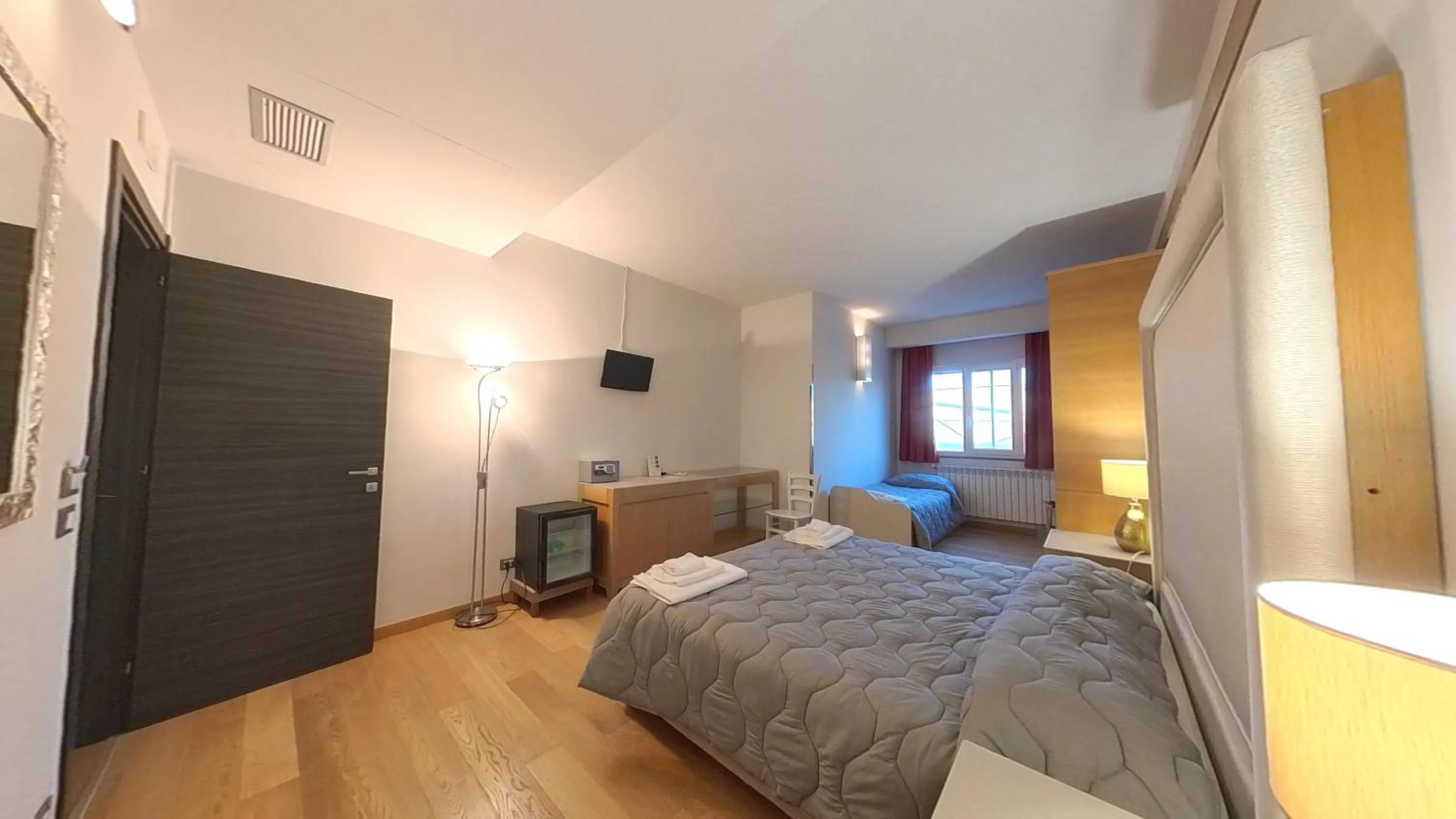 Communal lounge/ TV room, Bed in San Cataldo Hotel