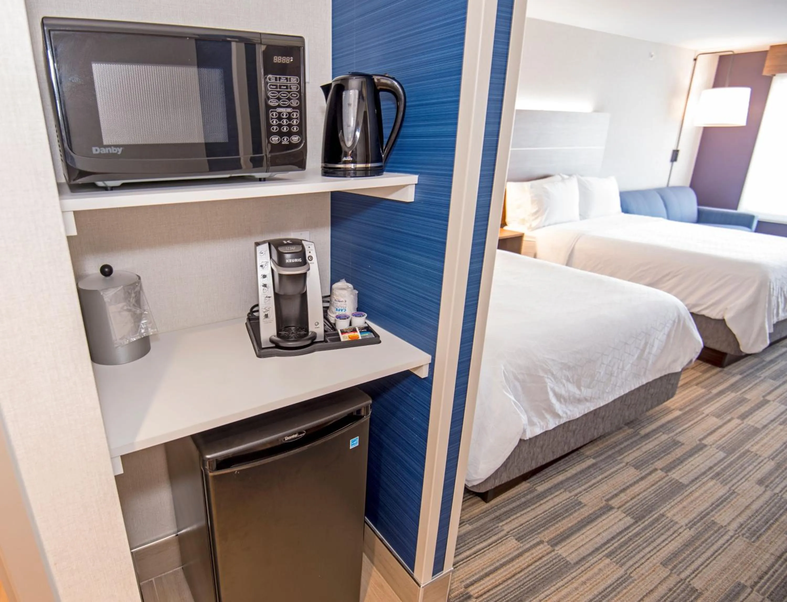 Photo of the whole room, Bed in Holiday Inn Express - Red Deer North by IHG