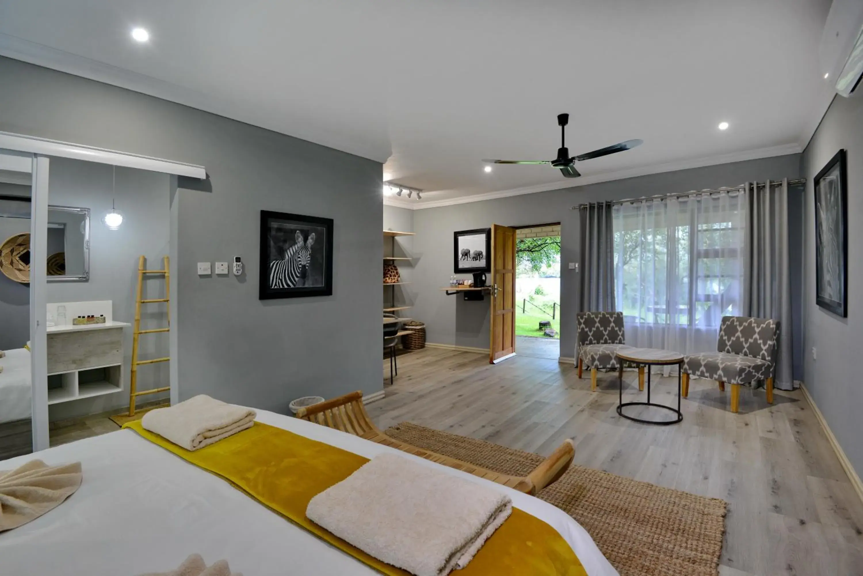 Bedroom, Bed in River View Lodge Bedroom, Bed in River View Lodge