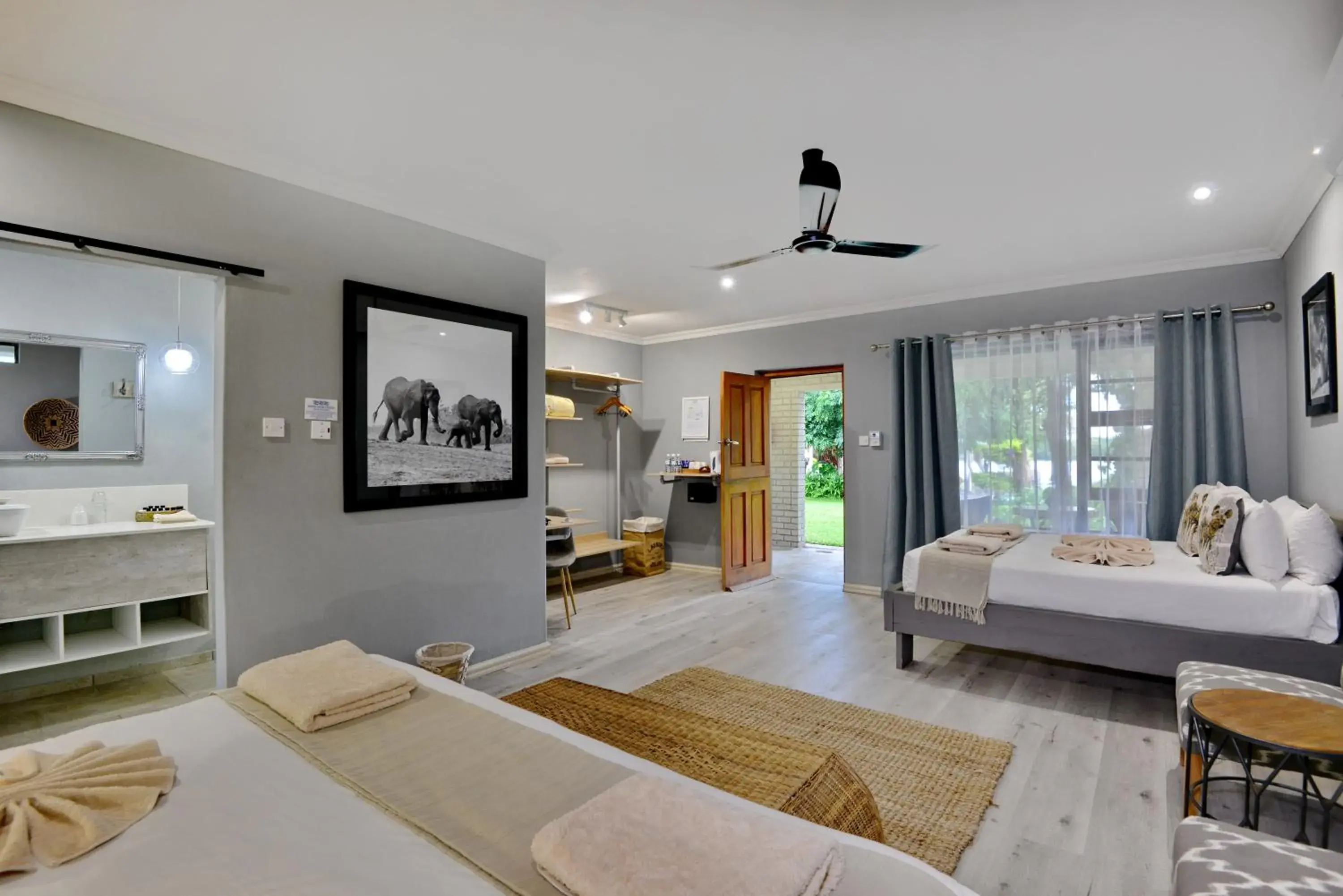 Bedroom, Bed in River View Lodge Bedroom, Bed in River View Lodge