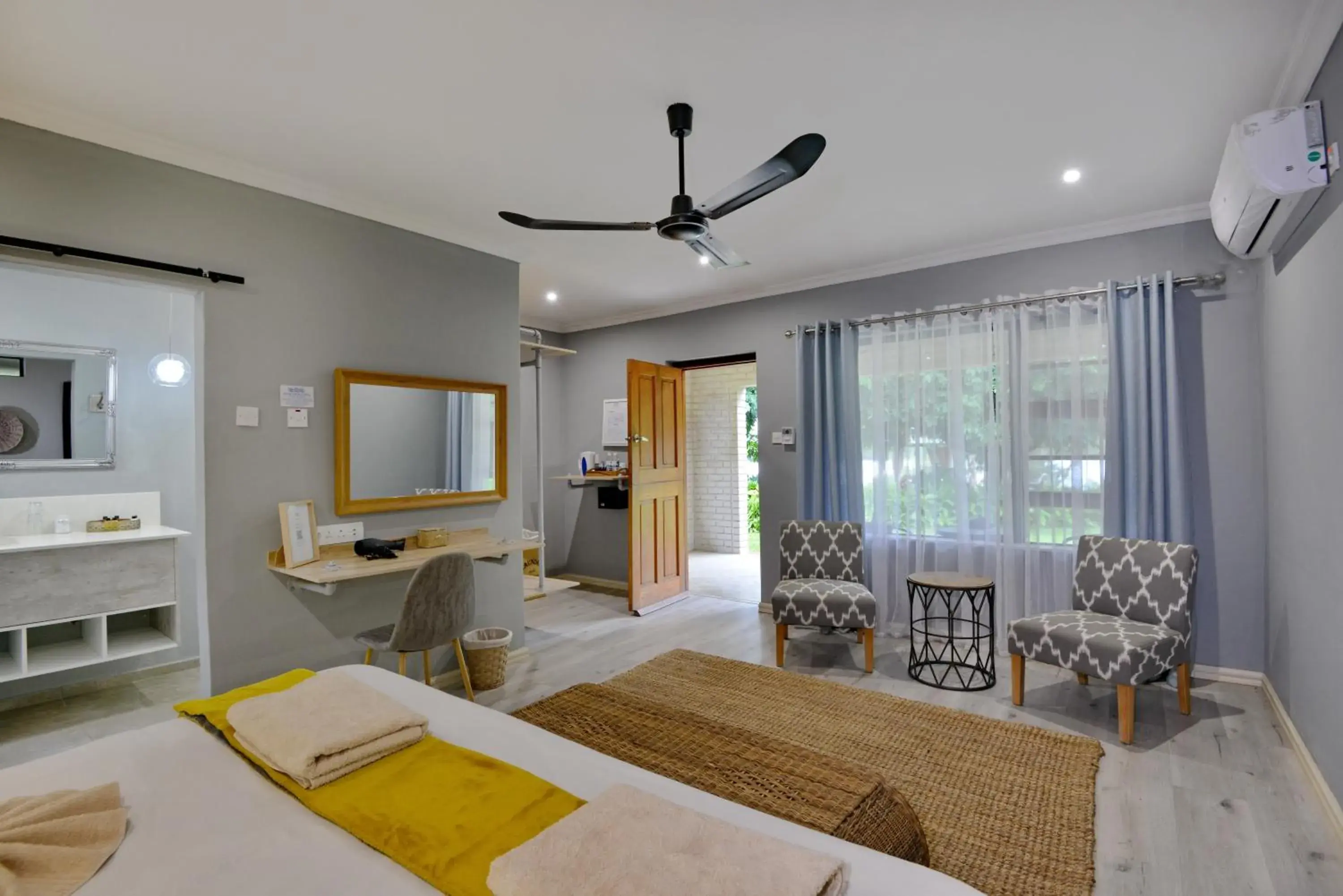 Bedroom, Bed in River View Lodge Bedroom, Bed in River View Lodge