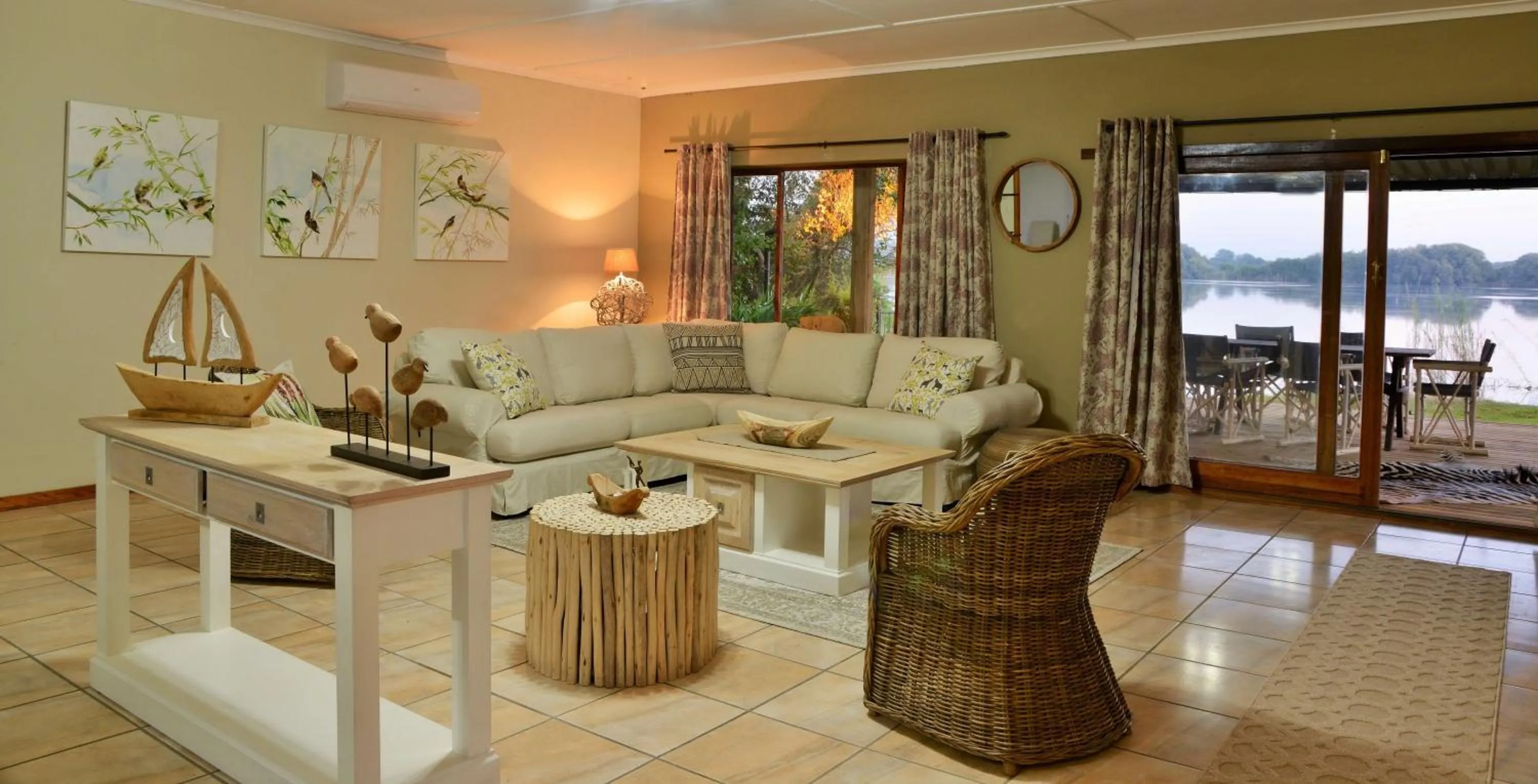 TV and multimedia in River View Lodge