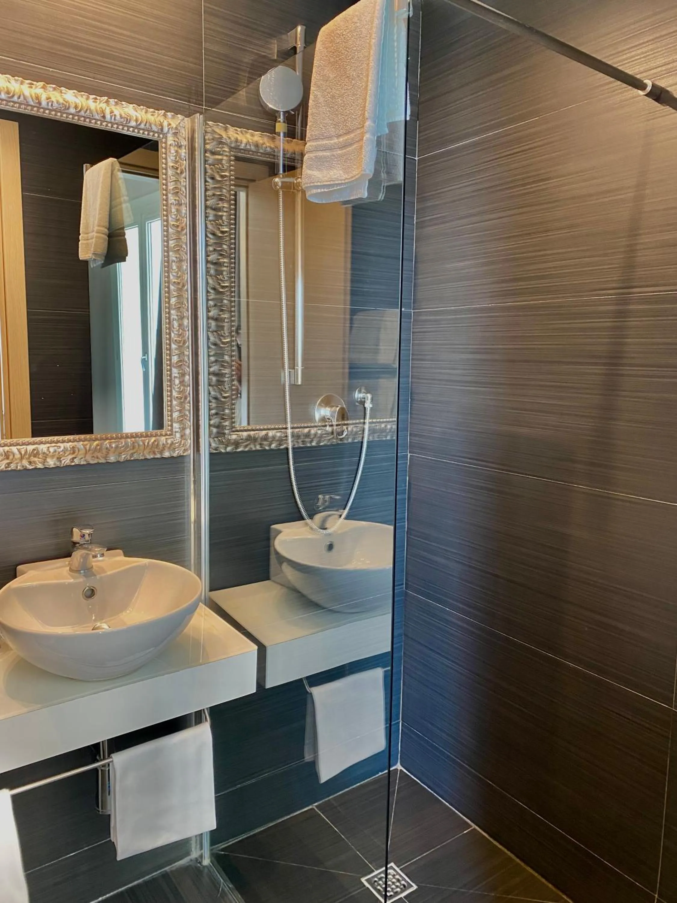 Shower in Hotel Aiglon