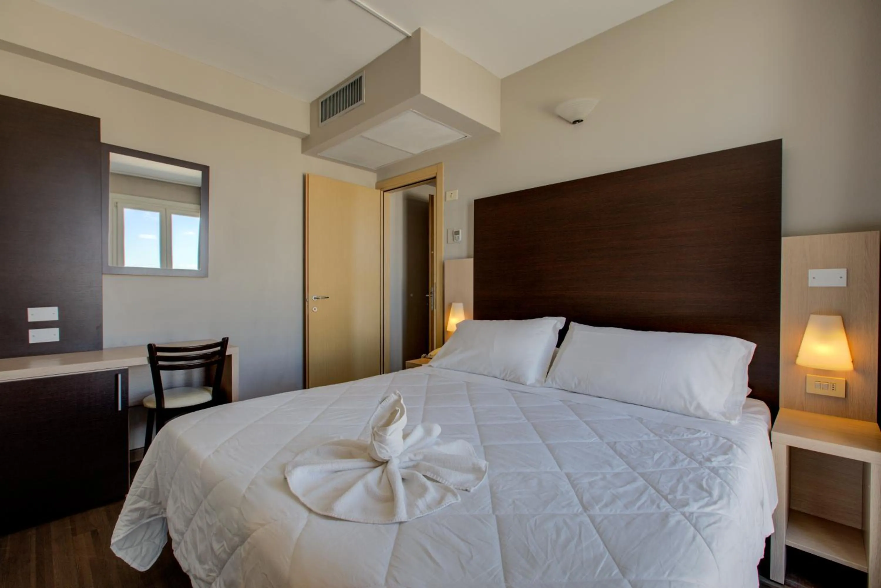 Bedroom, Bed in Hotel Aiglon