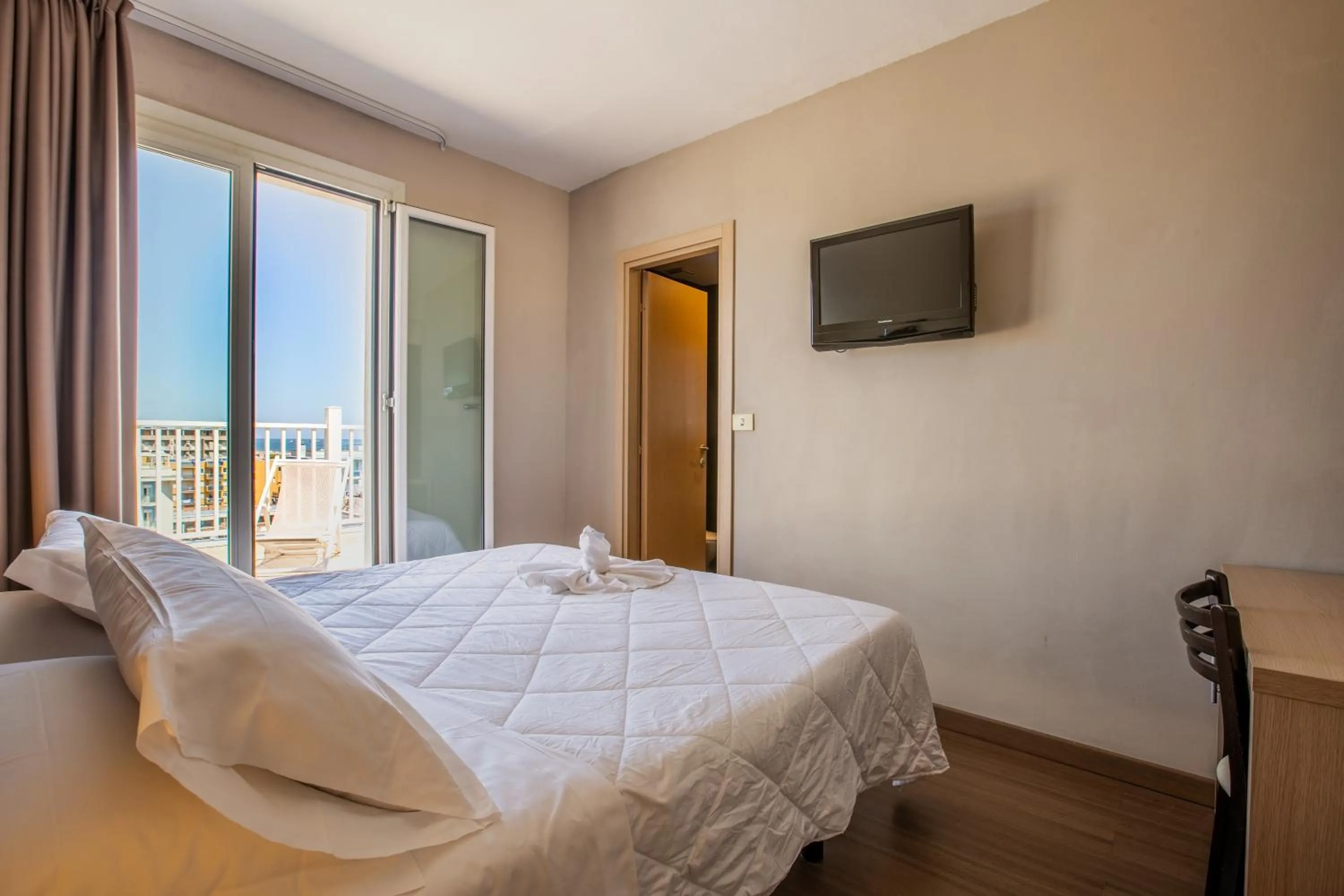 Bedroom, Bed in Hotel Aiglon