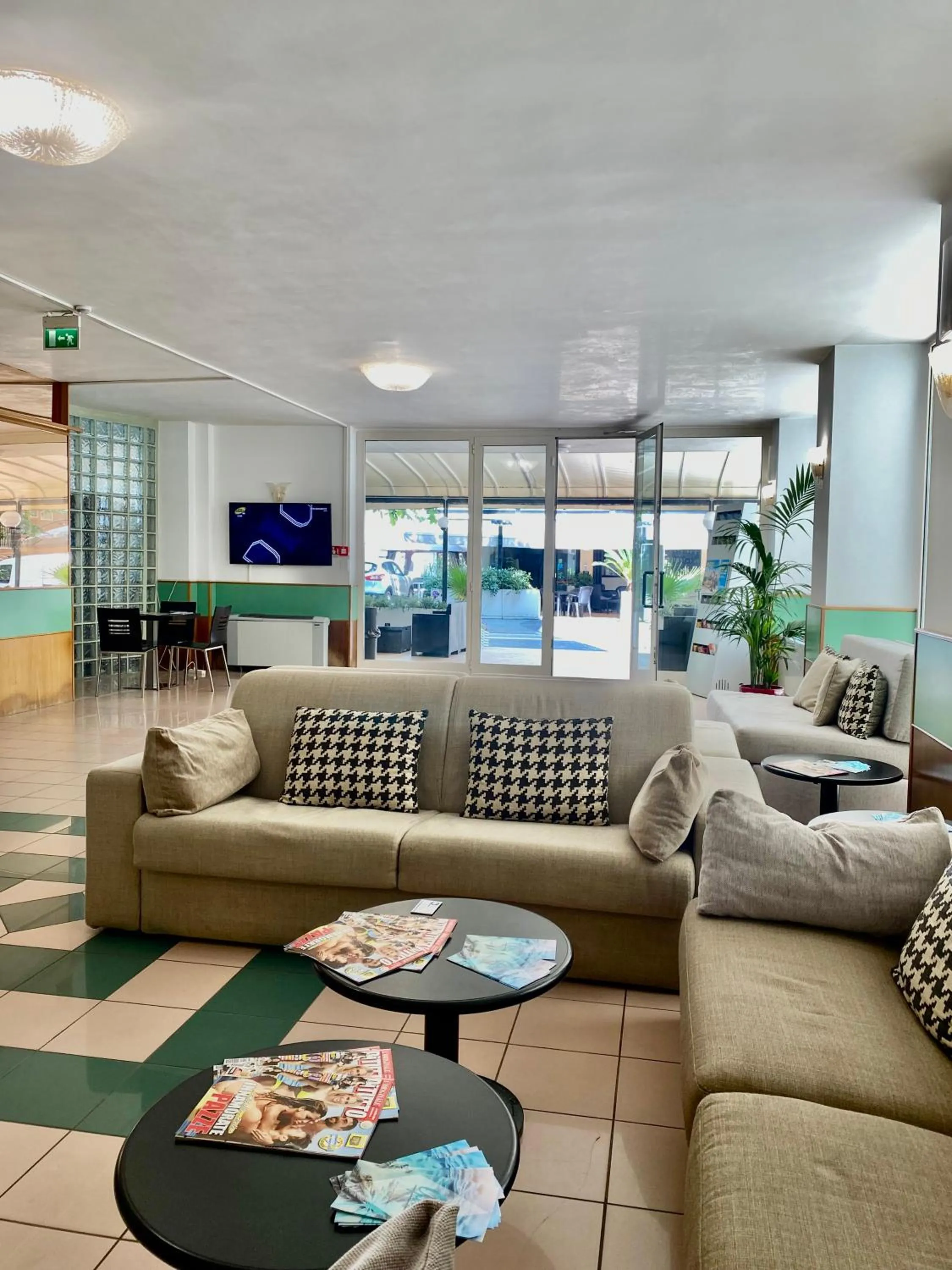 Communal lounge/ TV room in Hotel Aiglon