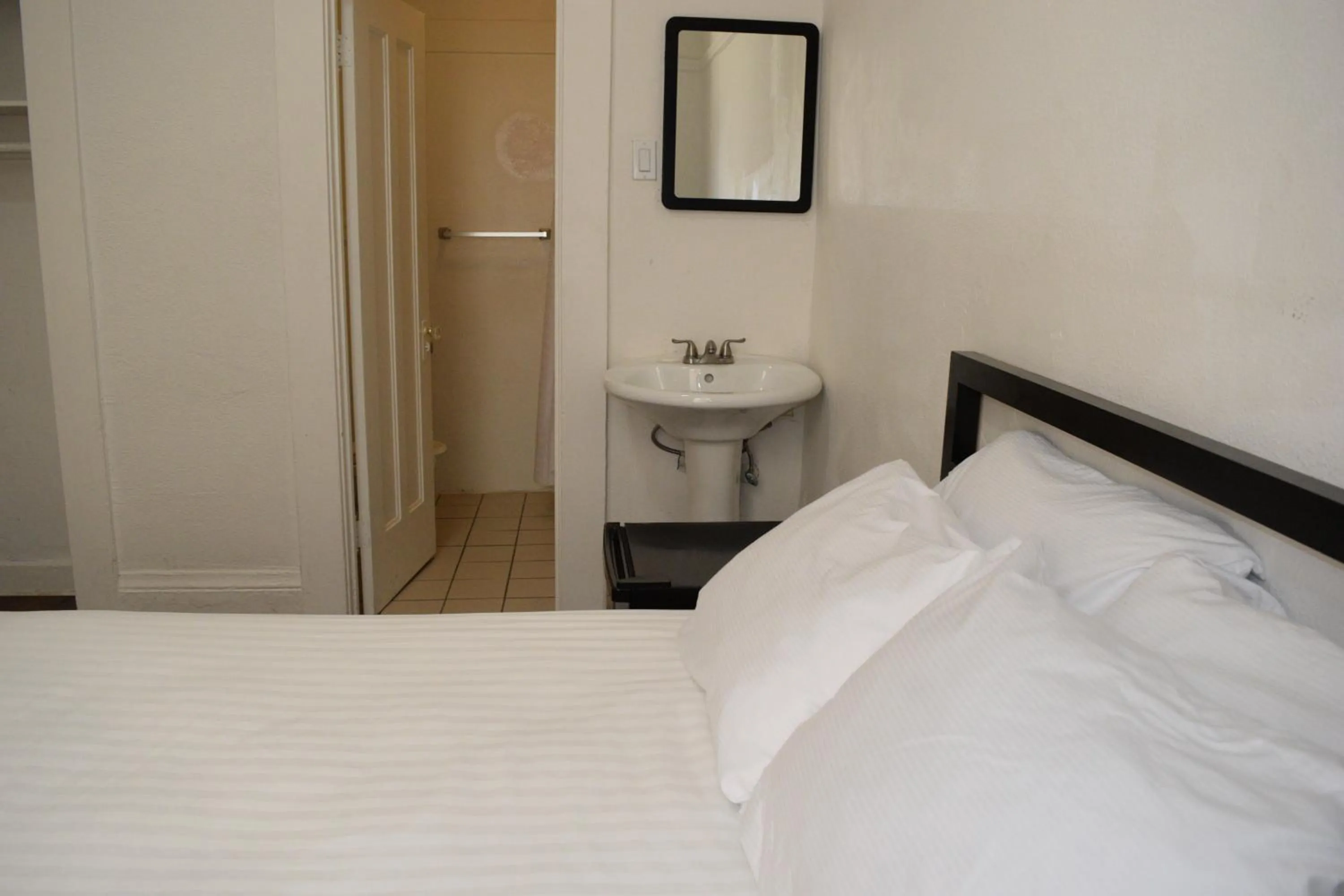 Bathroom, Bed in Hotel Ikon