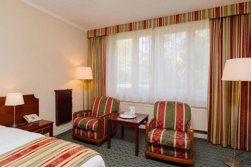 Seating area, Bed in Park Hotel Brussels