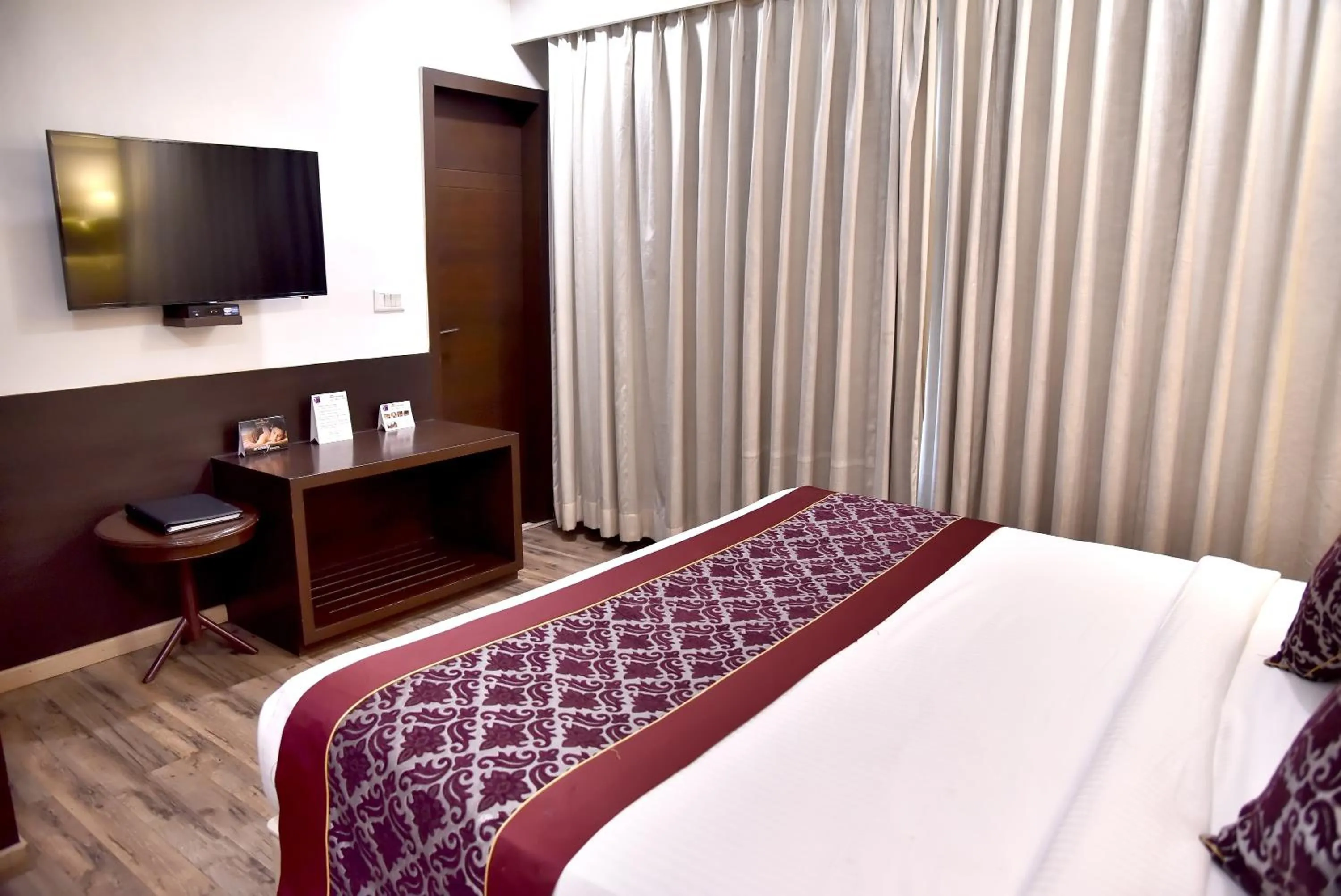 Bedroom, Bed in Clarks Inn Suites Gwalior