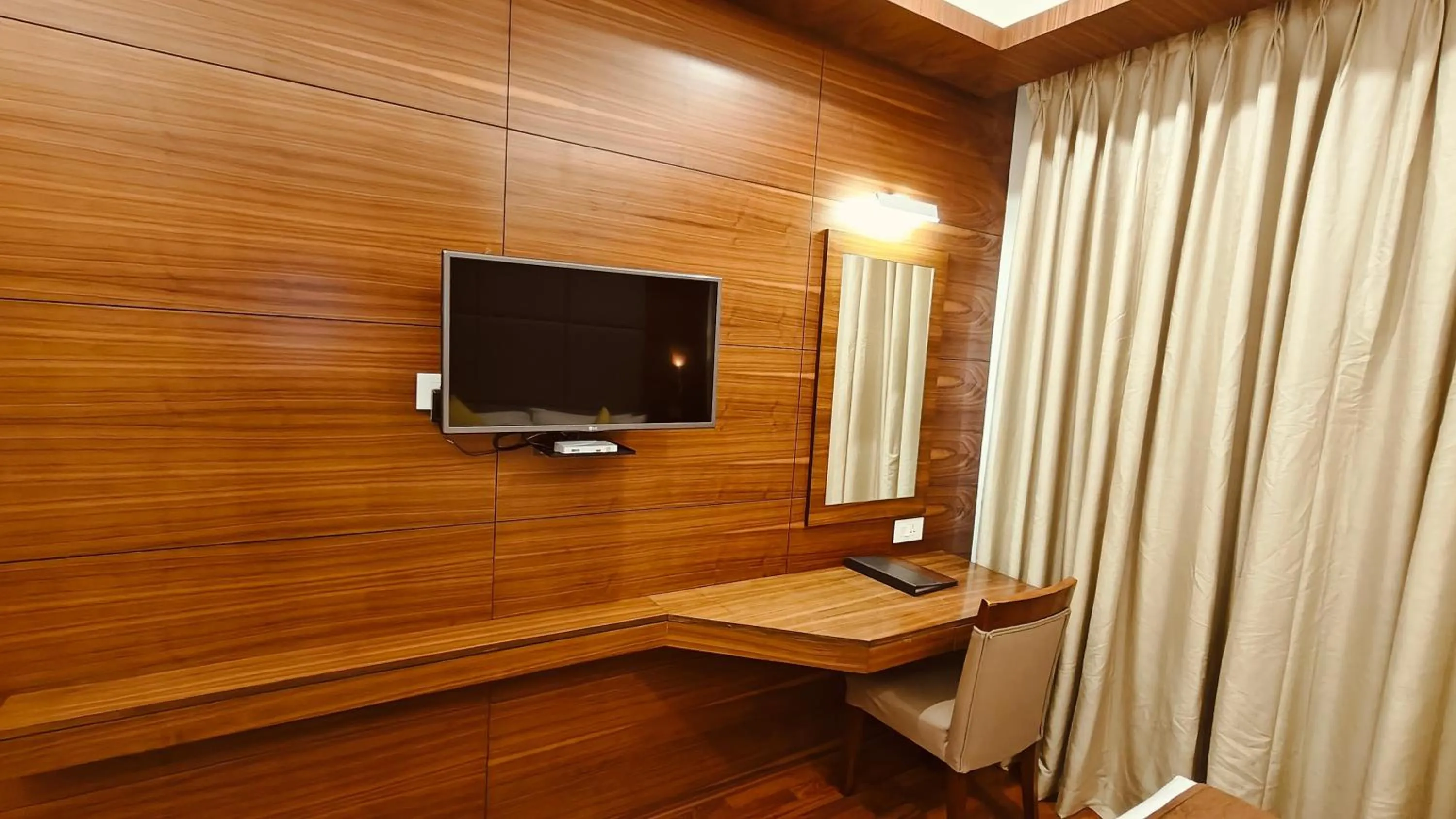 TV and multimedia in Khanna Fiesta - A Bergamont Hotel, Vellore