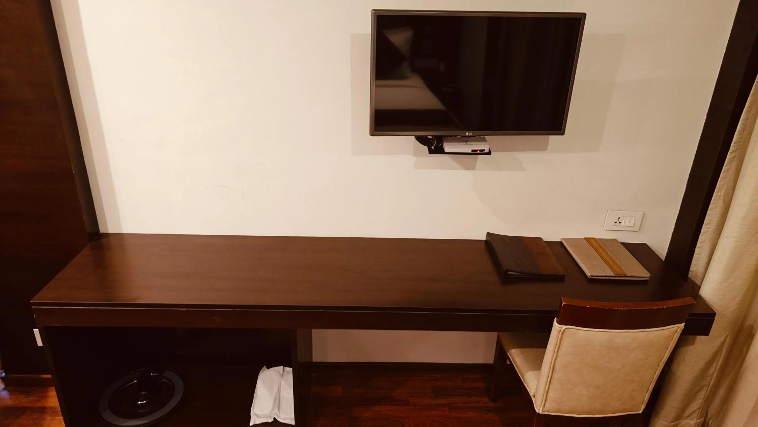 TV and multimedia in Khanna Fiesta - A Bergamont Hotel, Vellore