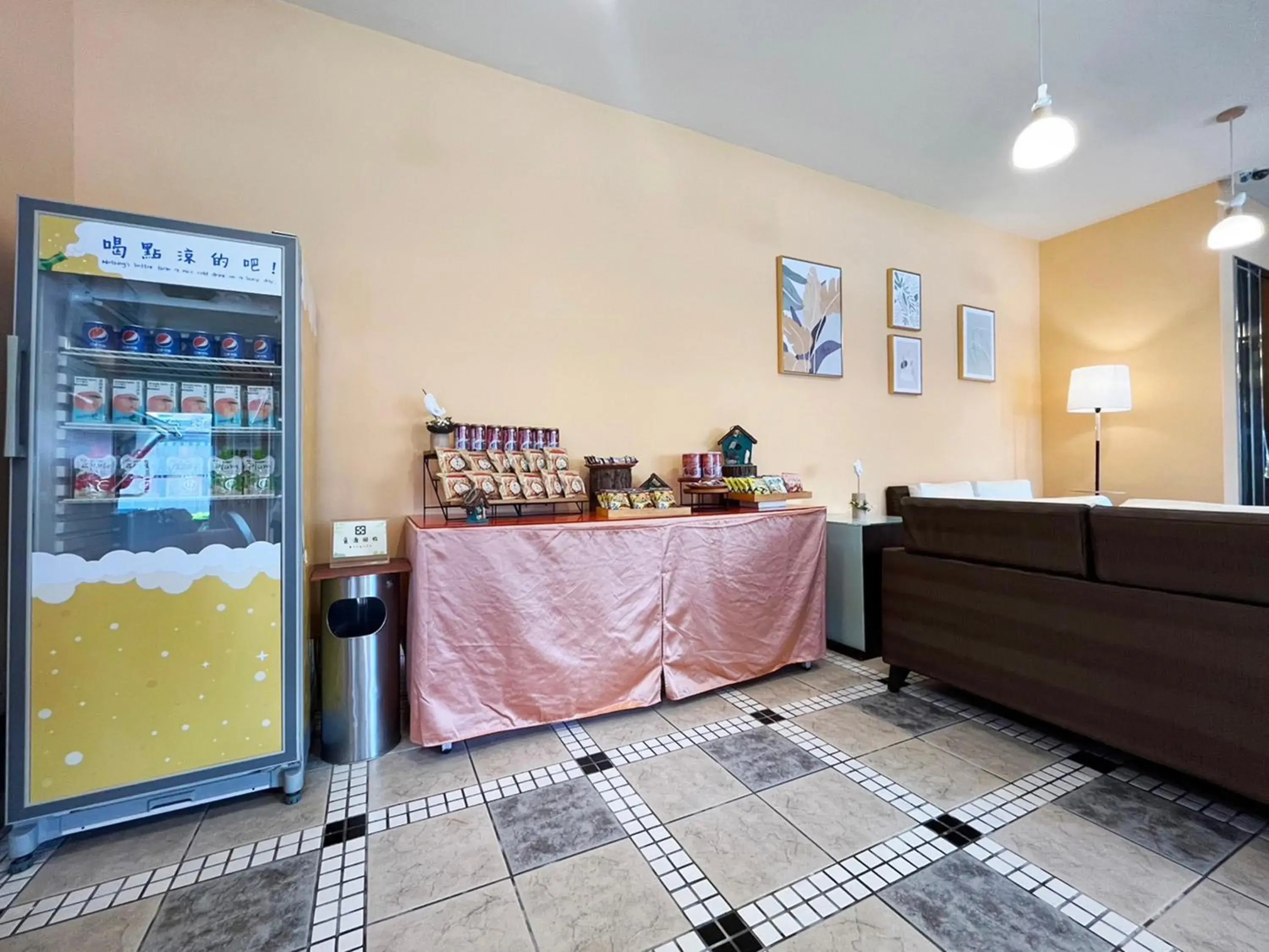 Communal lounge/ TV room in Gueylin Hotel Communal lounge/ TV room in Gueylin Hotel