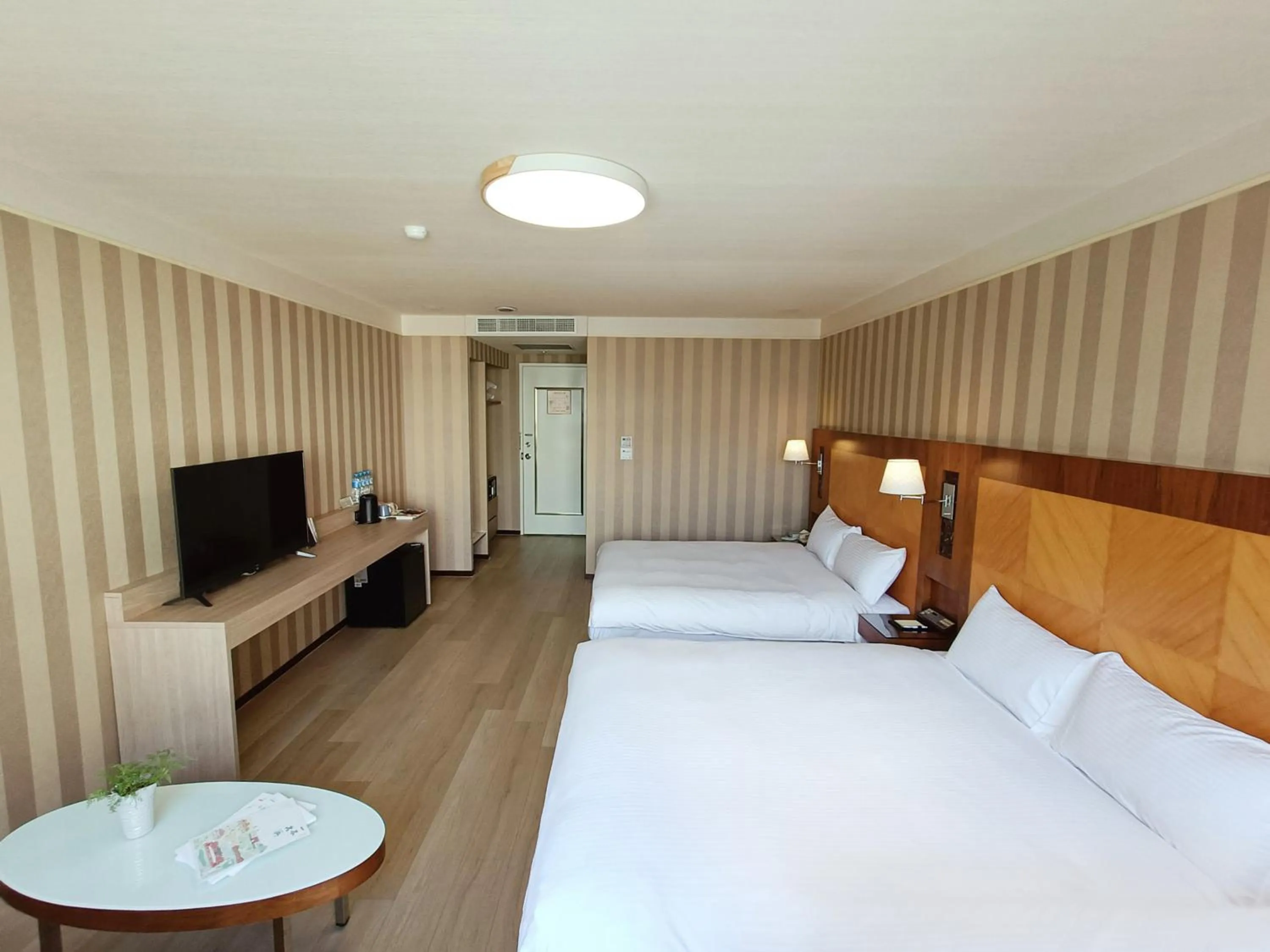 Photo of the whole room, Bed in Gueylin Hotel