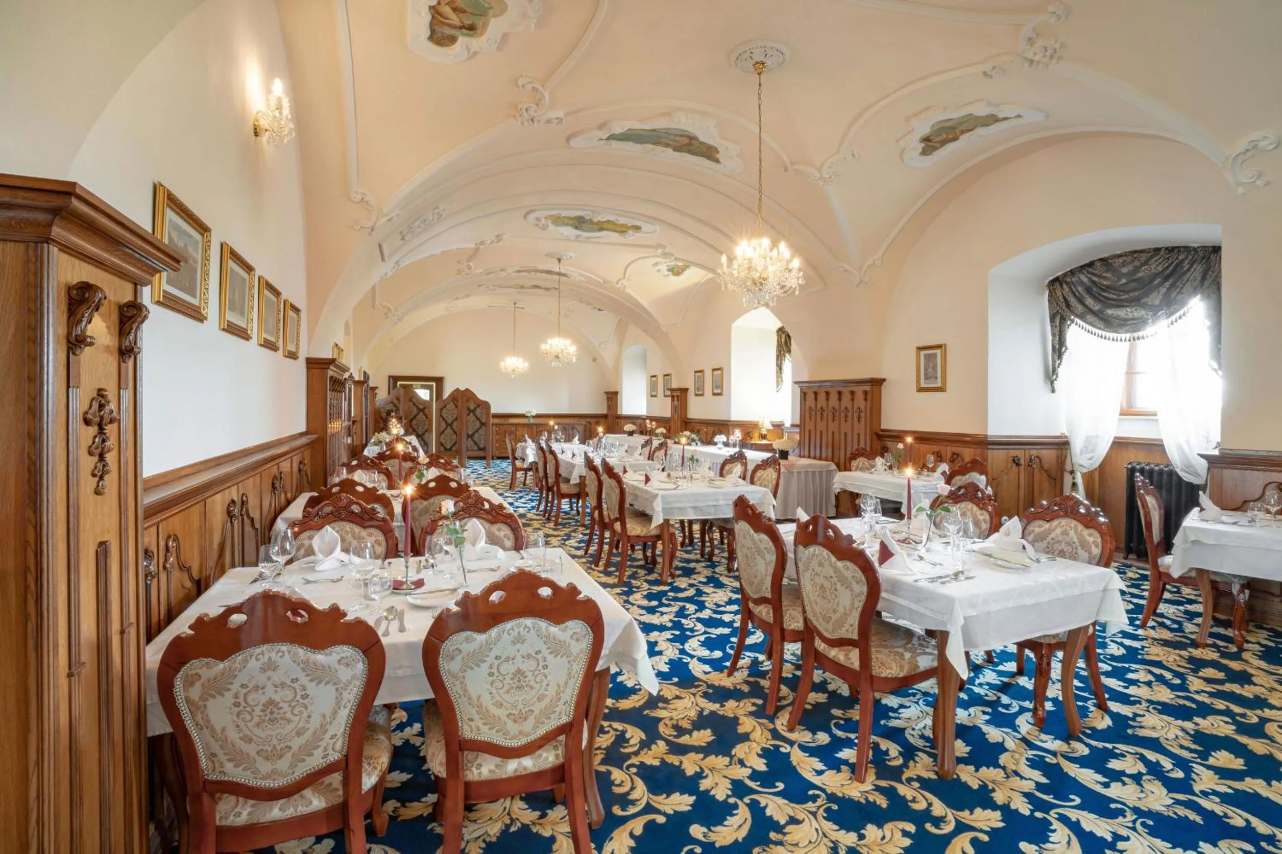 Restaurant/places to eat in Galicia Nueva, castle hotel
